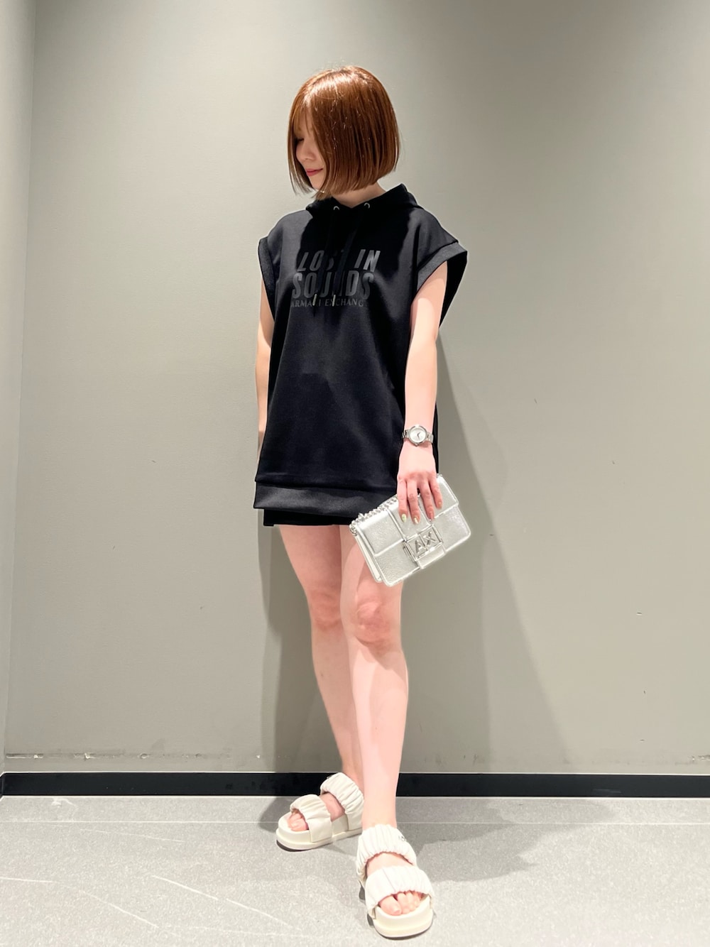 「AXchanger、AXchange、アルマーニエクスチェンジ、armaniexchange、スポーツミックス、韓国ファッション、休日スタイル、ショートパンツ、お出かけコーデ、ショルダーバッグ、モノトーン、スウェット、サンダル、夏コーデ、低身長」｜「ARMANI EXCHANGEの【A|X アルマーニ エクスチェンジ】LIS AXロゴ スリーブレスフーデッドスウェットシャツ（スウェット、ブラック系）」を使った、Manapiさん（レディース・151cm）の春コーディネートの1枚目の写真