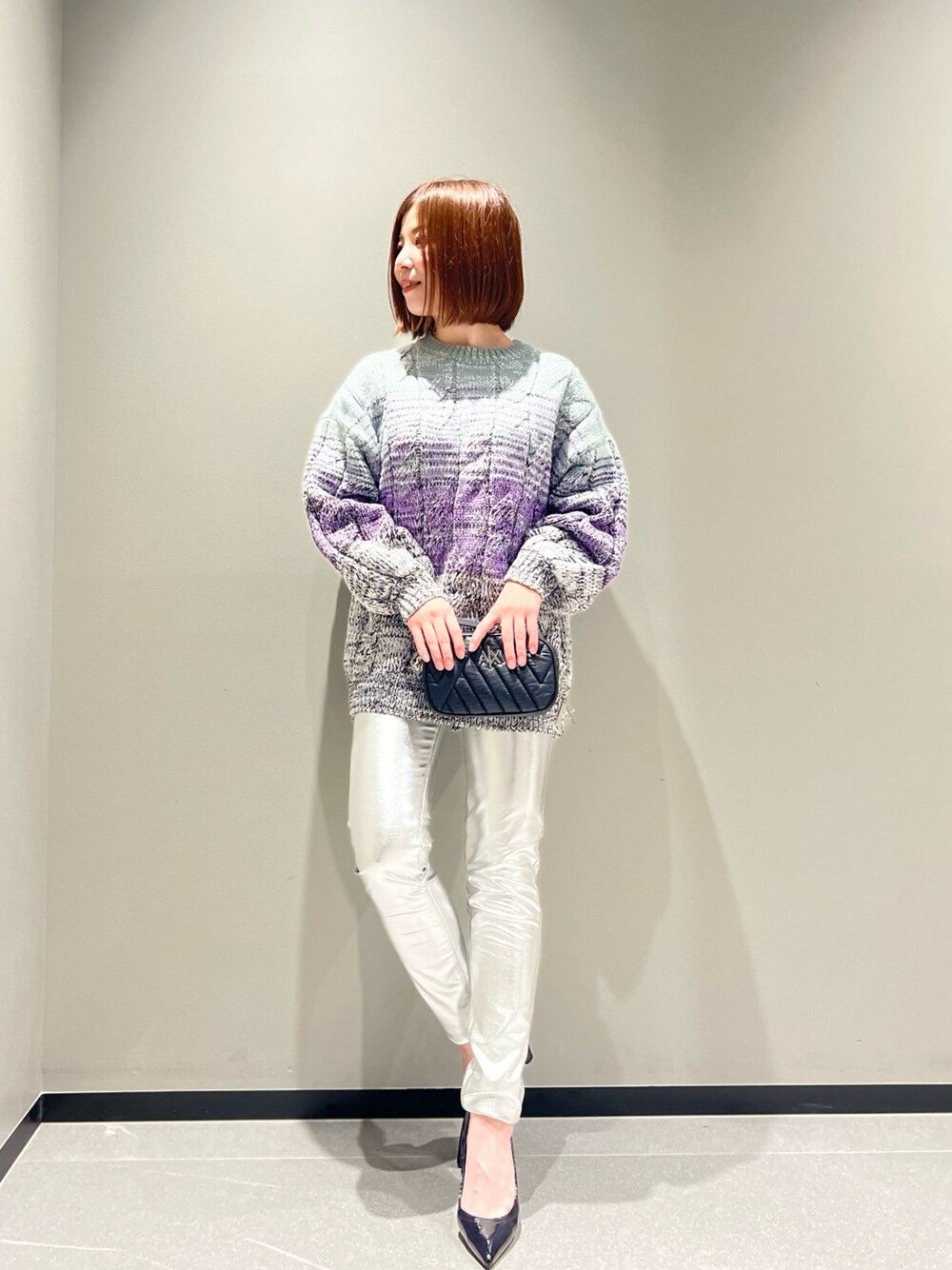 「WelcomeARMANI、ARMANIworld、きれいめカジュアル、ニット、秋冬コーデ、AXchanger、AXchange、アルマーニエクスチェンジ、armaniexchange、低身長、ショルダーバッグ、MARGARETH、パンプス、カラーコーデ、冬コーデ」｜「ARMANI EXCHANGEの【A|X アルマーニ エクスチェンジ】グラデーション　ロ－ゲージケーブルニット（ニット/セーター、ブルー系）」を使った、Manapiさん（レディース・151cm）の秋コーディネートの1枚目の写真