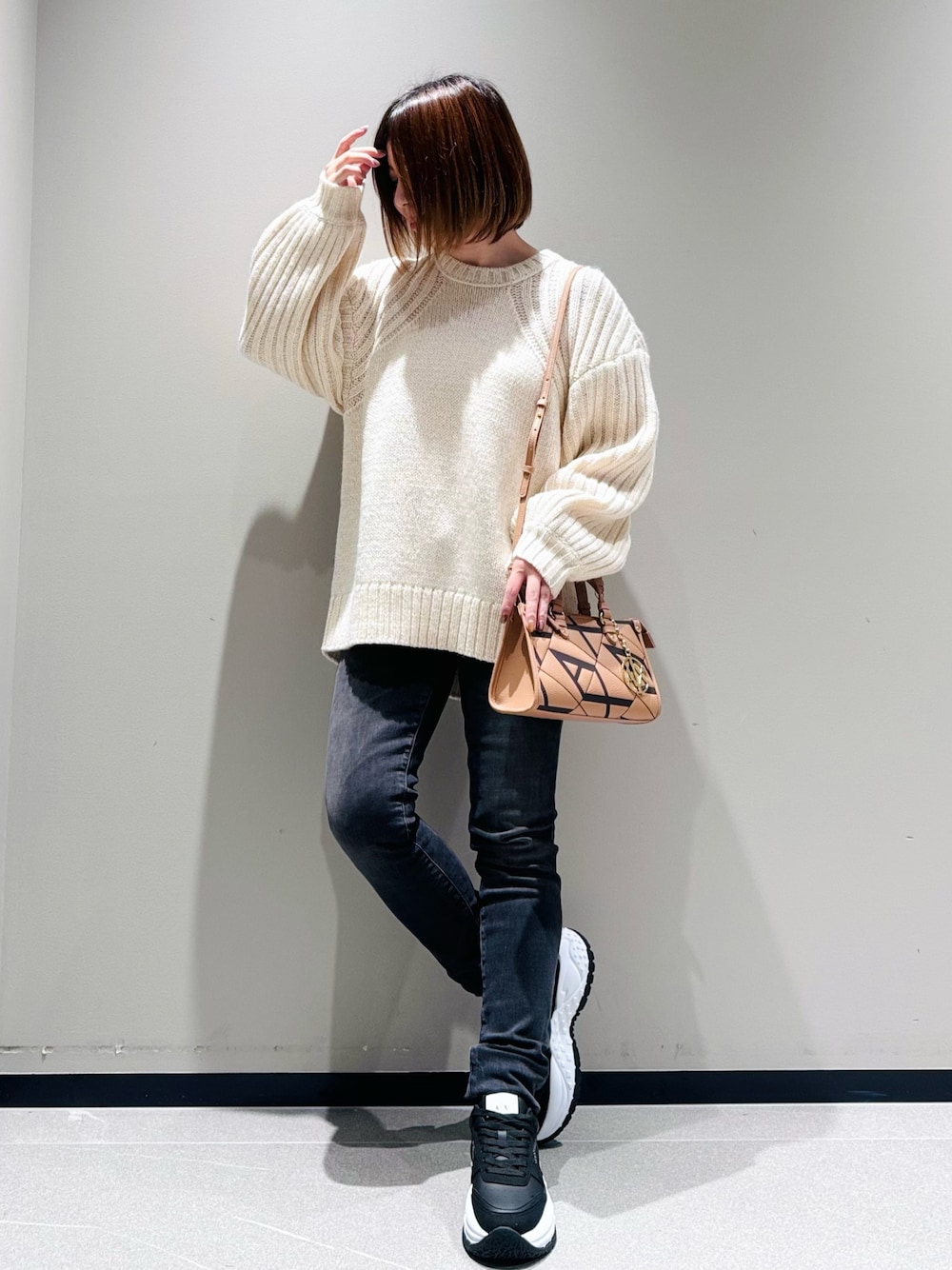 「armaniexchange、AXchanger、AXchange、アルマーニエクスチェンジ、ニット、ブラウン、冬コーデ、スニーカー、お出かけコーデ、デニム、ショルダーバッグ、オールブラック、大人カジュアル、モノトーン、低身長」｜「ARMANI EXCHANGEの【A|X アルマーニ エクスチェンジ】メランジニットプルオーバー（ニット/セーター、ベージュ系）」を使った、Manapiさん（レディース・151cm）の秋コーディネートの1枚目の写真