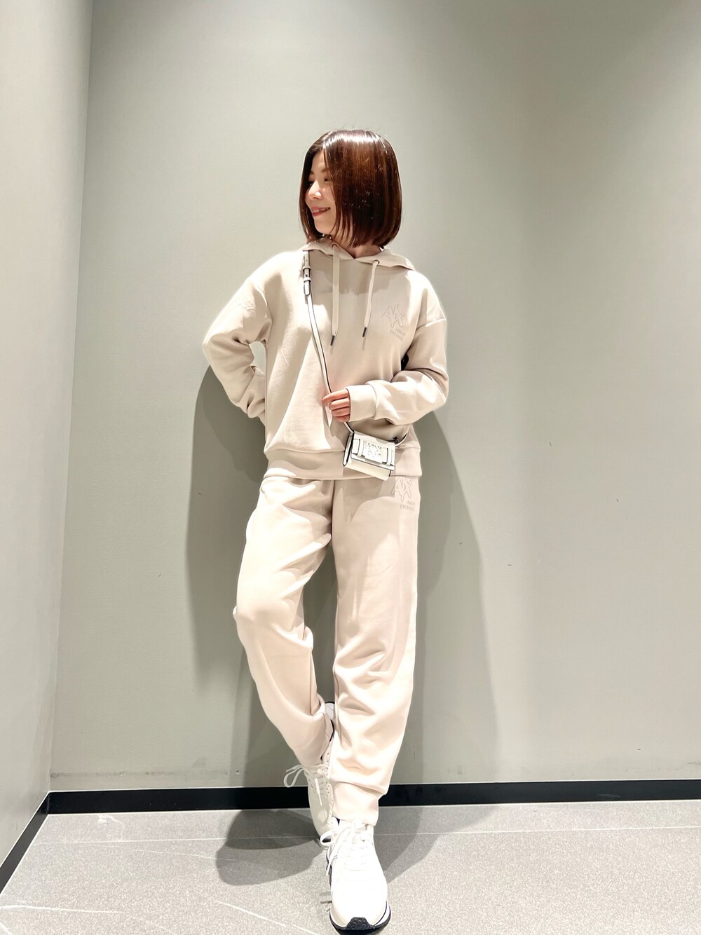 「春服デビュー宣言、セットアップ、厚底シューズ、ロゴスウェット、armaniexchange、アルマーニエクスチェンジ、AXchange、AXchanger、シンプルコーデ、淡色コーデ、パステル映える春、ストリート、春服みてみて、スウェット、低身長」｜「ARMANI EXCHANGEの【A|X アルマーニ エクスチェンジ】A|Xロゴ　フード付きスウェットパーカー（スウェット、ホワイト系）」を使った、Manapiさん（レディース・151cm）の春コーディネートの1枚目の写真