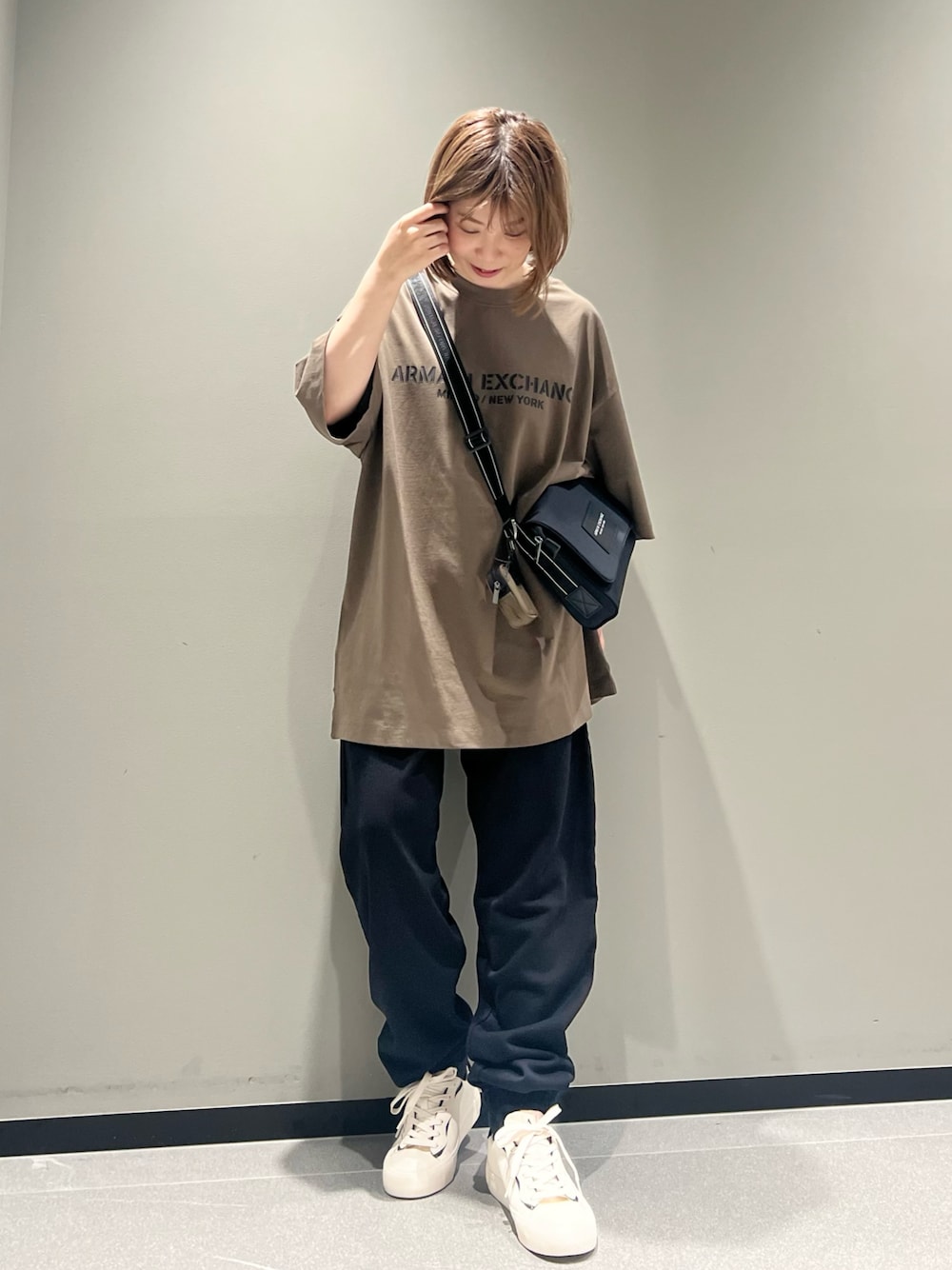 「ビッグシルエット、ロゴT、フェススタイル、お出かけコーデ、armaniexchange、アルマーニエクスチェンジ、AXchanger、AXchange、スニーカー、シンプルコーデ、スウェット、ショルダーバッグ、メンズライク、白スニーカー、低身長」｜「ARMANI EXCHANGEの【A|X アルマーニ エクスチェンジ】AXロゴ　半袖クルーネックTシャツ/OVER（Tシャツ/カットソー、ブラウン系）」を使った、Manapiさん（レディース・151cm）の夏コーディネートの1枚目の写真