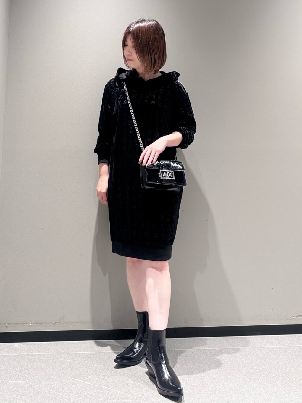 「AXchanger、AXchange、アルマーニエクスチェンジ、armaniexchange、スウェット、ワンピース、ショルダーバッグ、レザー、冬コーデ、モノトーン、ブーツ、大人カジュアル、お出かけコーデ、パーカー、低身長」｜「ARMANI EXCHANGEの【A|X アルマーニ エクスチェンジ】エンボスロゴ　フーデッドベルベットワンピース（ワンピース、ブラック系）」を使った、Manapiさん（レディース・151cm）の秋コーディネートの1枚目の写真