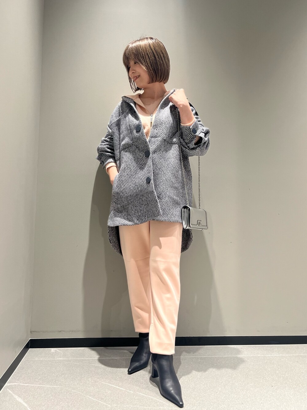 「冬を彩る色いろコーデ、冬コーデ、休日スタイル、スウェット、お出かけコーデ、モノトーン、パーカー、冬アウター、スポーツミックス、シンプルコーデ、ショルダーバッグ、ブーツ、チェック、デートコーデ、低身長」｜「ARMANI EXCHANGEの【A|X アルマーニ エクスチェンジ】A|Xロゴ　ソックスブーツ（ブーツ、ブラック系）」を使った、Manapiさん（レディース・151cm）の冬コーディネートの1枚目の写真