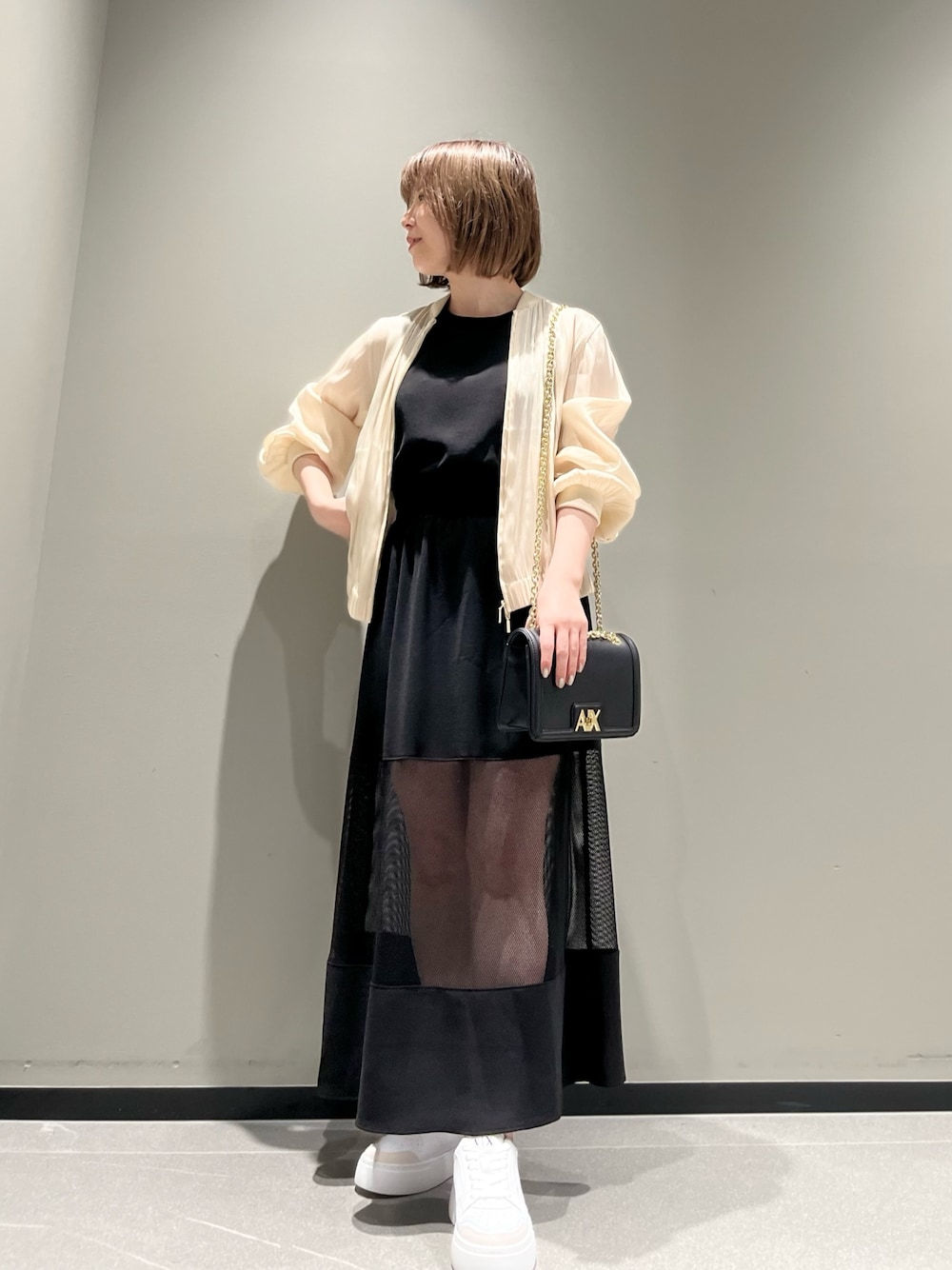 「24ssトレンド、アルマーニエクスチェンジ、AXchanger、AXchange、ショルダーバッグ、armaniexchange、春色、スニーカー、春アウター、モノトーン、デートコーデ、ワンピース、シースルー、レイヤードスタイル、低身長」｜「ARMANI EXCHANGEの【A|X アルマーニ エクスチェンジ】シャイニーポリエステルクレポン　ブルゾン（EC限定カラー含）（ブルゾン、ベージュ系）」を使った、Manapiさん（レディース・151cm）の冬コーディネートの1枚目の写真
