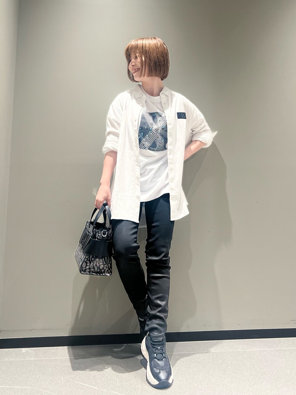 「秋服まるっと大公開、ストリート、秋コーデ、ショルダーバッグ、アルマーニエクスチェンジ、armaniexchange、AXchanger、AXchange、お出かけコーデ、シンプルコーデ、休日スタイル、デニム、モノトーン、シャツ、低身長」｜「ARMANI EXCHANGEの【A|X アルマーニ エクスチェンジ】フォトグラフィックデザイン　半袖クルーネックTシャツ/REGULAR（Tシャツ/カットソー、ホワイト系）」を使った、Manapiさん（レディース・151cm）の秋コーディネートの1枚目の写真