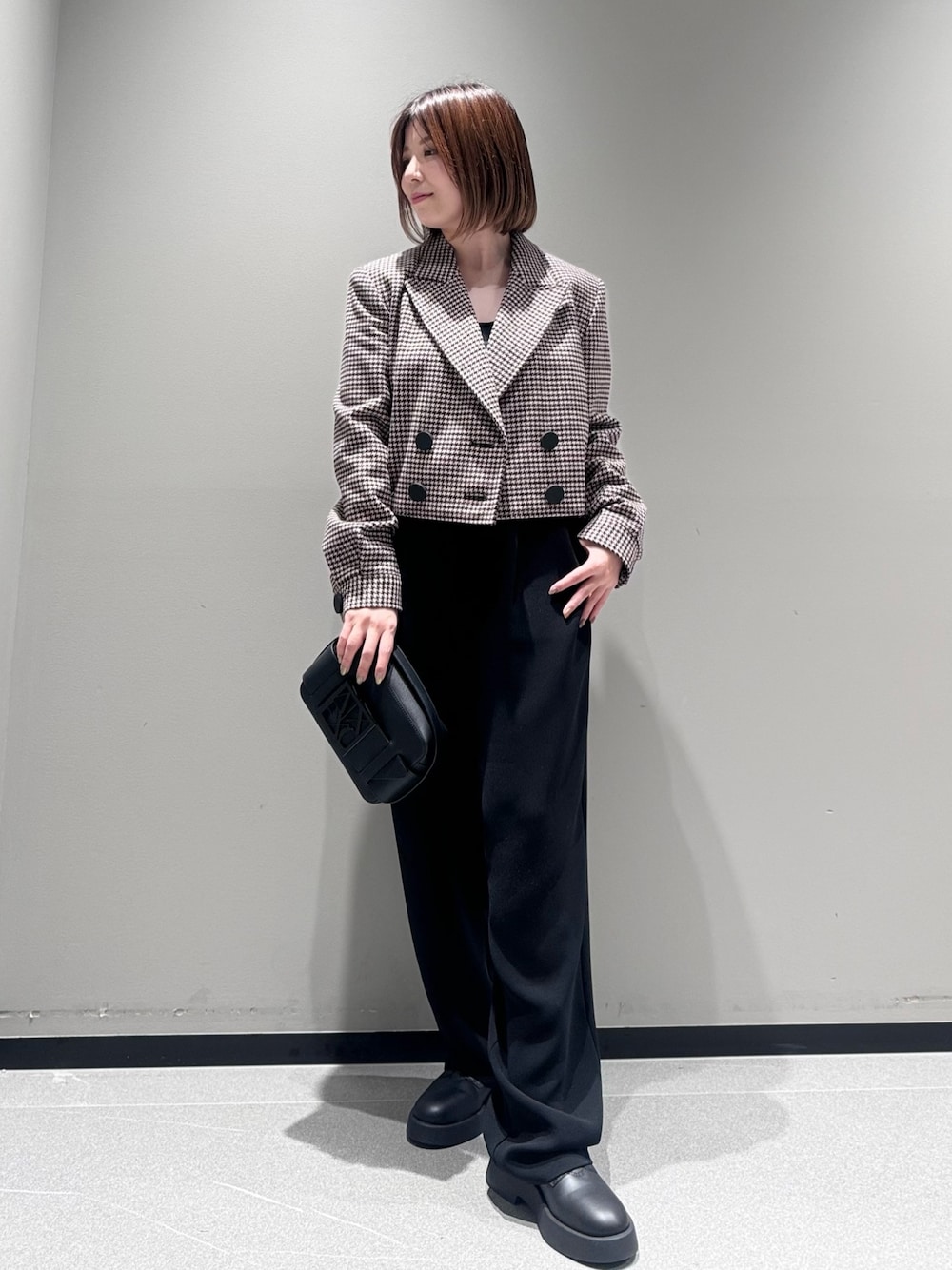 「armaniexchange、アルマーニエクスチェンジ、AXchanger、AXchange、冬アウター、ブラウン、ショルダーバッグ、チェック、冬コーデ、きれいめカジュアル、お出かけコーデ、韓国ファッション、ブーツ、レザー、低身長」｜「ARMANI EXCHANGEの【A|X アルマーニ エクスチェンジ】ウールミックスショートジャケット（テーラードジャケット、その他）」を使った、Manapiさん（レディース・151cm）の秋コーディネートの1枚目の写真