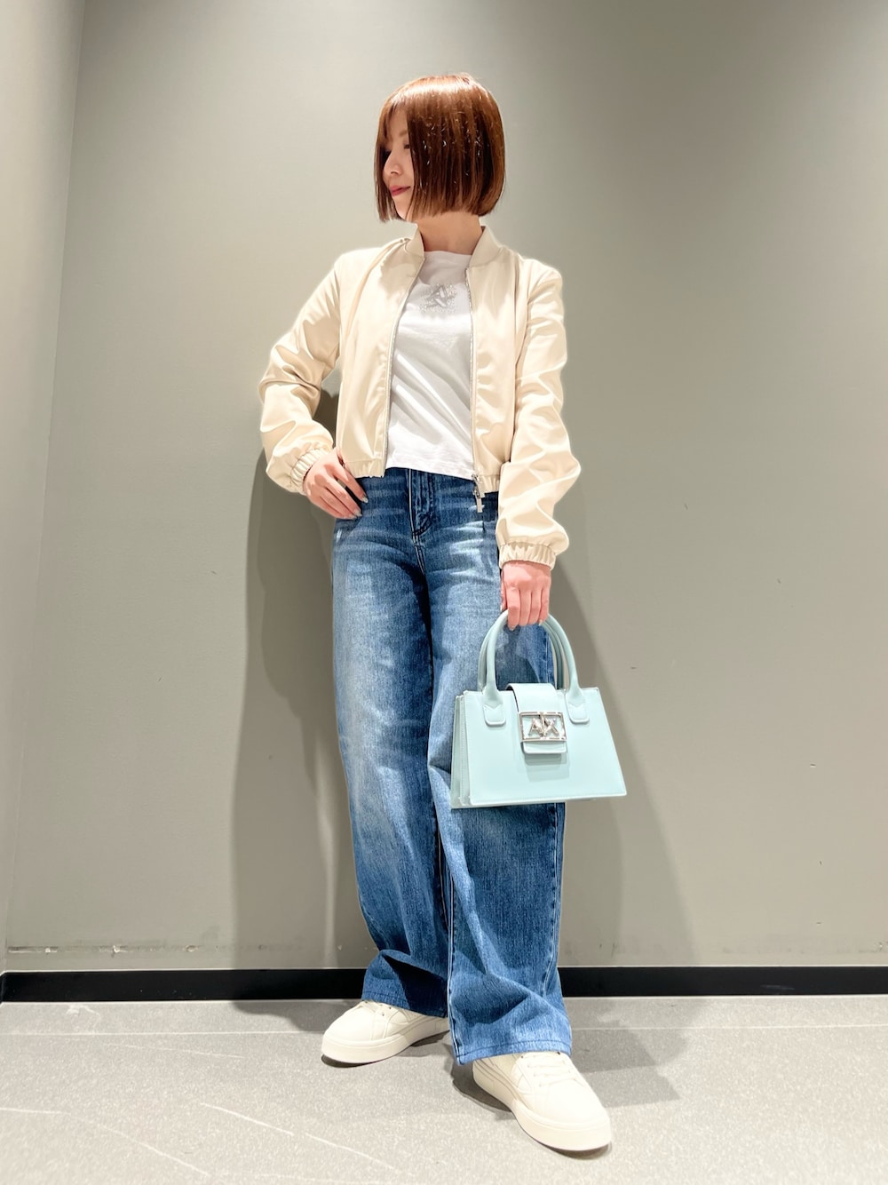 「armaniexchange、AXchanger、AXchange、アルマーニエクスチェンジ、春色、淡色コーデ、休日スタイル、デートコーデ、スニーカー、お出かけコーデ、ショルダーバッグ、キレイめカジュアル、デニム、春アウター、低身長」｜「ARMANI EXCHANGEの【A|X アルマーニ エクスチェンジ】PUコーティング ブルゾン（ブルゾン、ホワイト系）」を使った、Manapiさん（レディース・151cm）の春コーディネートの1枚目の写真