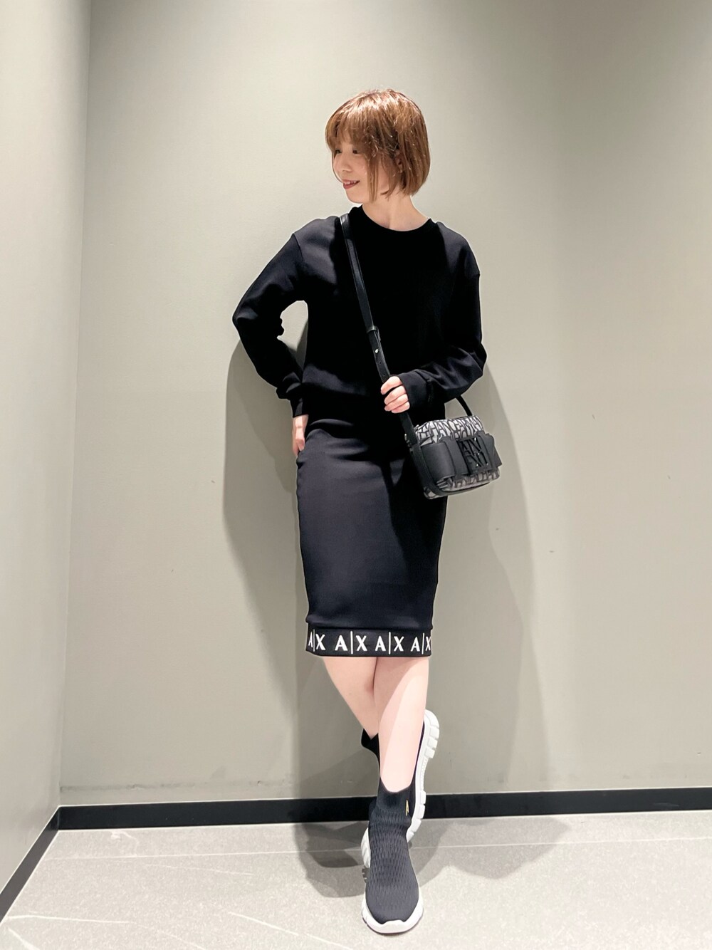 「秋コーデ、休日スタイル、きれいめカジュアル、ストリート、armaniexchange、アルマーニエクスチェンジ、AXchanger、AXchange、低身長、ワンピース、お出かけコーデ、ブーツ、モノトーン、ショルダーバッグ、ブラック」｜「ARMANI EXCHANGEの【A|X アルマーニ エクスチェンジ】ポイントロゴ　ブラウジングワンピース（ワンピース、ブラック系）」を使った、Manapiさん（レディース・151cm）の秋コーディネートの1枚目の写真