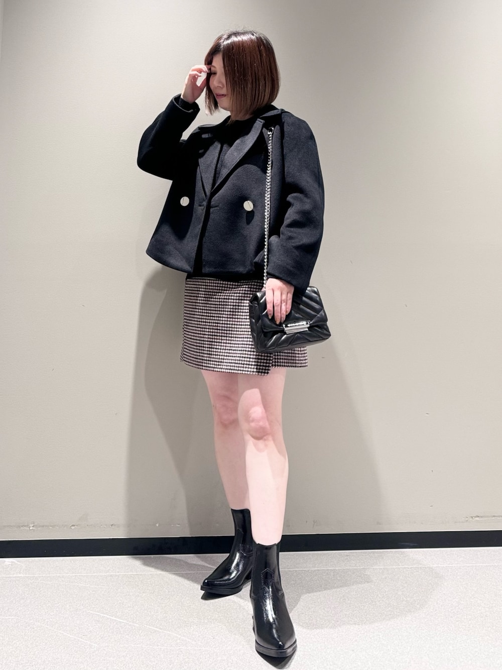 「冬アウター、armaniexchange、AXchange、AXchanger、モノトーン、初冬コーデ、スカートスタイル、ショルダーバッグ、ブーツ、コート、ニット、チェック、お出かけコーデ、秋冬コーデ、低身長」｜「ARMANI EXCHANGEの【A|X アルマーニ エクスチェンジ】ウールミックスラップスカート（スカート、その他）」を使った、Manapiさん（レディース・151cm）の冬コーディネートの1枚目の写真