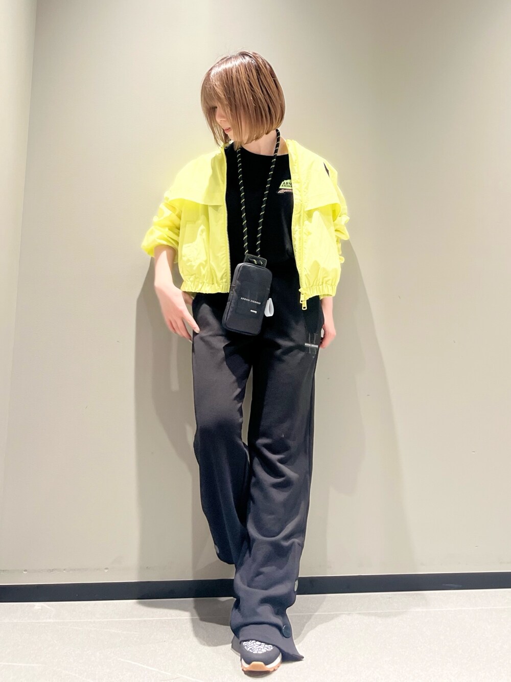 「ストリート、お出かけコーデ、スニーカー、armaniexchange、アルマーニエクスチェンジ、AXchanger、AXchange、春アウター、大人カジュアル、アウトドアスタイル、ブラック、ショルダーバッグ、休日スタイル、カラー×コーデ、低身長」｜「ARMANI EXCHANGEの【A|X アルマーニ エクスチェンジ】AXロゴ　ナイロンブルゾン（EC限定カラー含）（ブルゾン、ブラック系）」を使った、Manapiさん（レディース・151cm）の春コーディネートの1枚目の写真