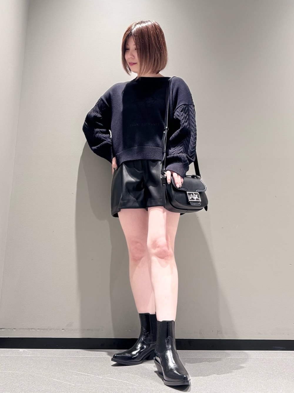 「armaniexchange、AXchanger、AXchange、アルマーニエクスチェンジ、レザー、ニット、ショルダーバッグ、ブーツ、お出かけコーデ、モノトーン、ショートパンツ、ブラック、冬コーデ、カジュアルスタイル、低身長」｜「ARMANI EXCHANGEの【A|X アルマーニ エクスチェンジ】モノグラムロゴ　ニットプルオーバー（ニット/セーター、ブラック系）」を使った、Manapiさん（レディース・151cm）の秋コーディネートの1枚目の写真