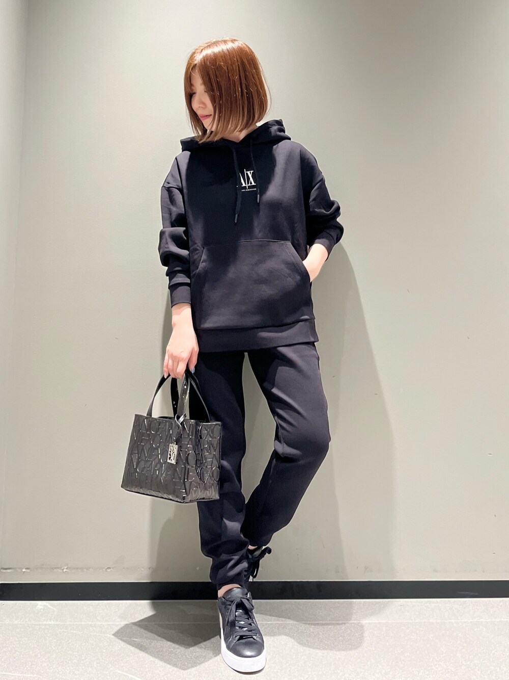 「シンプル、スウェット、AXchanger、AXchange、armaniexchange、アルマーニエクスチェンジ、セットアップ、低身長、ハンドバッグ、スニーカー、ブラック、メンズライク、休日スタイル、ショルダーバッグ、モノトーン」｜「ARMANI EXCHANGEの【A|X アルマーニ エクスチェンジ】ICON フーデッドスウェットパーカー（スウェット、ブラック系）」を使った、Manapiさん（レディース・151cm）の冬コーディネートの1枚目の写真