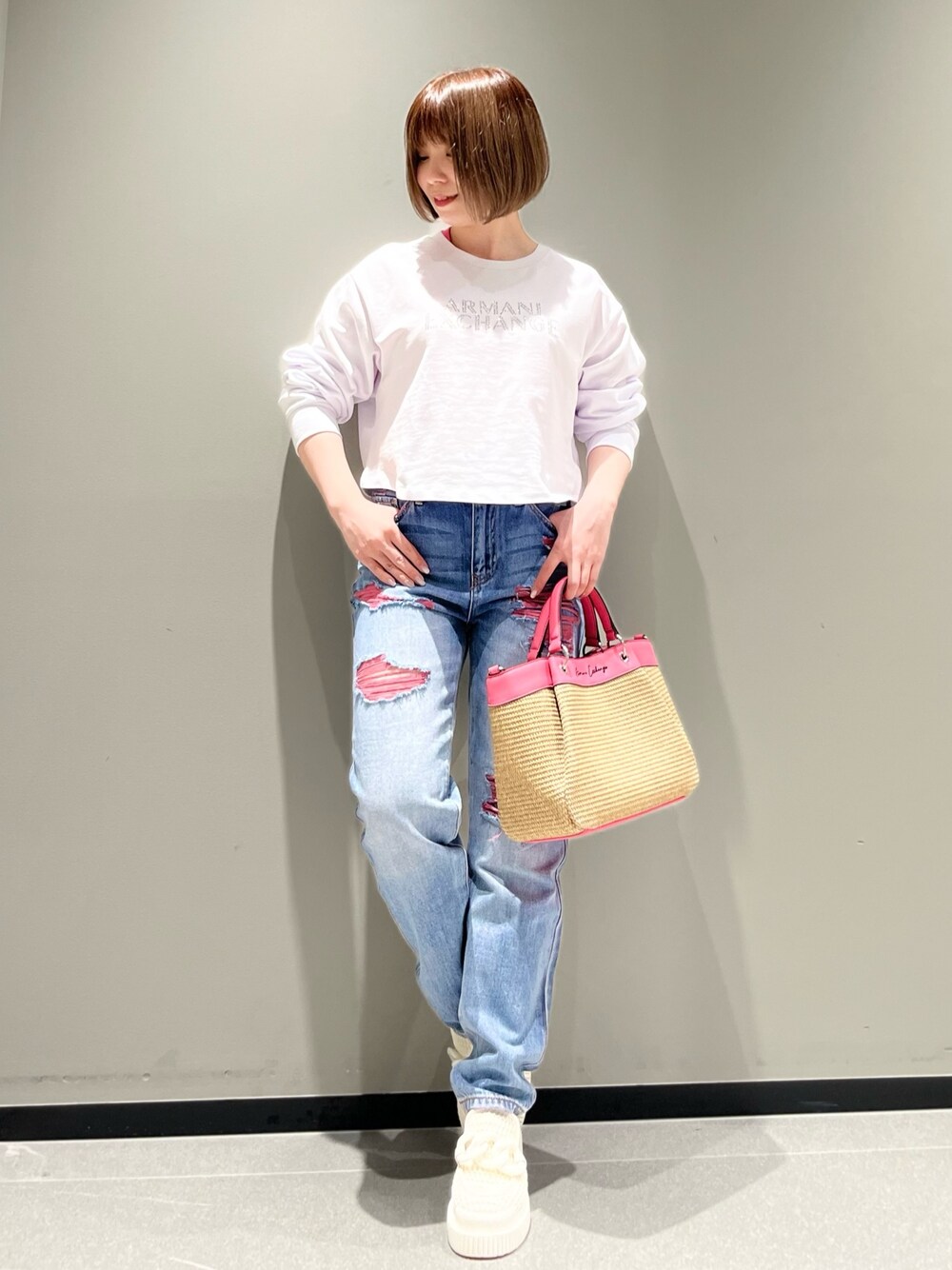 「ハンドバッグ、デニム、AXchanger、AXchange、ストリート、アウトドアスタイル、armaniexchange、春夏コーデ、レイヤードスタイル、ローファー、淡色コーデ、お出かけコーデ、トレーナー、韓国ファッション、低身長」｜「ARMANI EXCHANGEの【A|X アルマーニ エクスチェンジ】ラインストーンロゴ　クルーネックスウェットプルオーバー（スウェット、ホワイト系）」を使った、Manapiさん（レディース・151cm）の春コーディネートの1枚目の写真