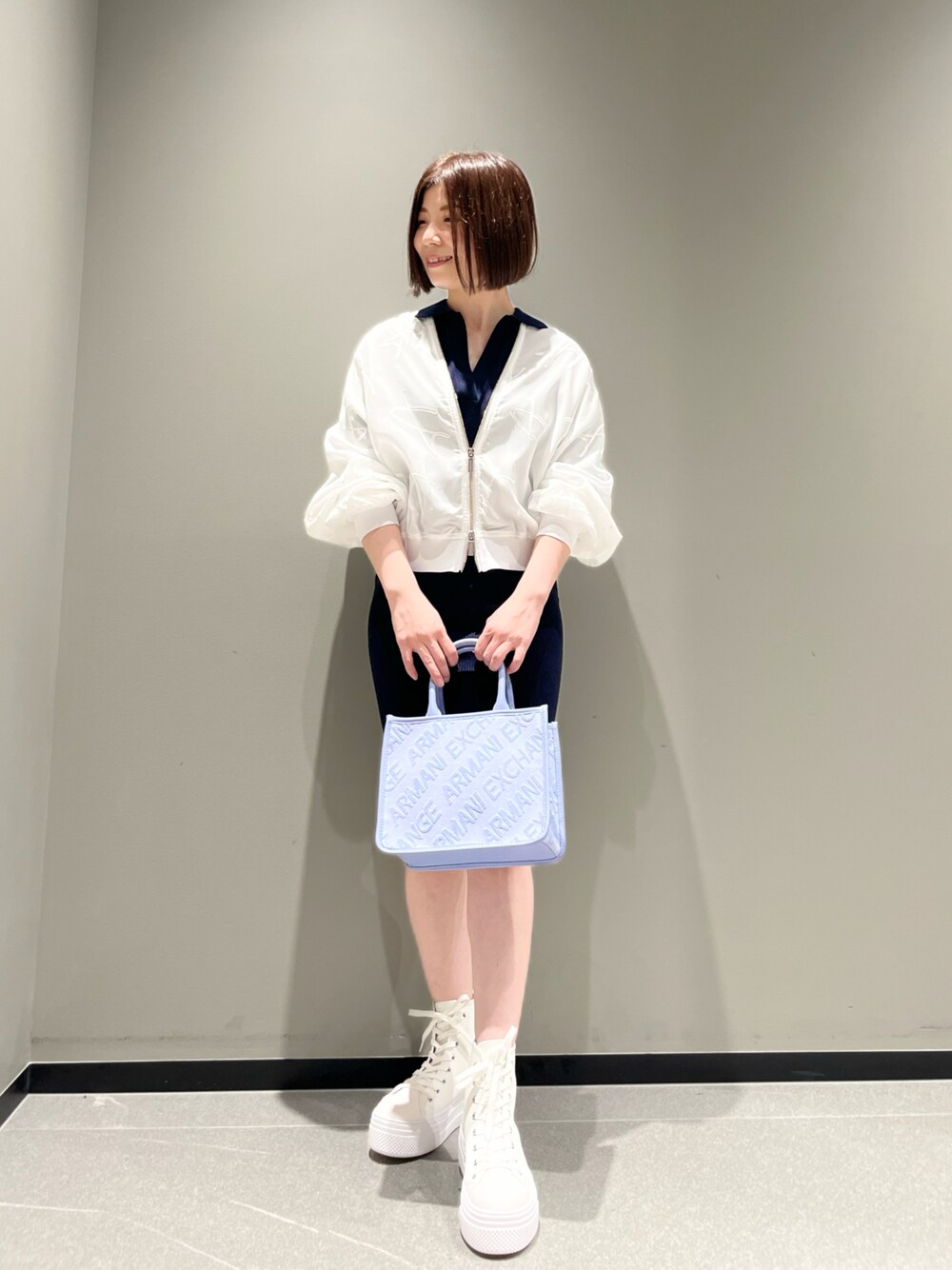 「春コーデ、白スニーカー、オフィスカジュアル、ボリューム袖、シンプルコーデ、armaniexchange、アルマーニエクスチェンジ、AXchanger、AXchange、いまどきジャケット写真、ショルダーバッグ、スクエアバッグ、シアートップス、レイヤードスタイル、低身長」｜「ARMANI EXCHANGEの【A|X アルマーニ エクスチェンジ】オールオーバーロゴ　シフォンブルゾンジャケット（ブルゾン、ホワイト系）」を使った、Manapiさん（レディース・151cm）の春コーディネートの1枚目の写真