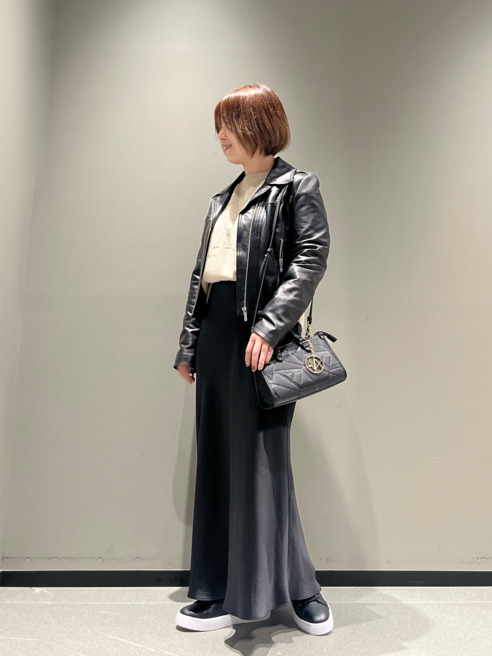 「アルマーニエクスチェンジ、armaniexchange、AXchanger、AXchange、レイヤードスタイル、秋っぽコーデ更新中、休日スタイル、ロングスカート、秋コーデ、スニーカー、モノトーン、ショルダーバッグ、レザー、ニット、低身長」｜「ARMANI EXCHANGEの【A|X アルマーニ エクスチェンジ】シングルライダースジャケット（ライダースジャケット、ブラック系）」を使った、Manapiさん（レディース・151cm）の秋コーディネートの1枚目の写真