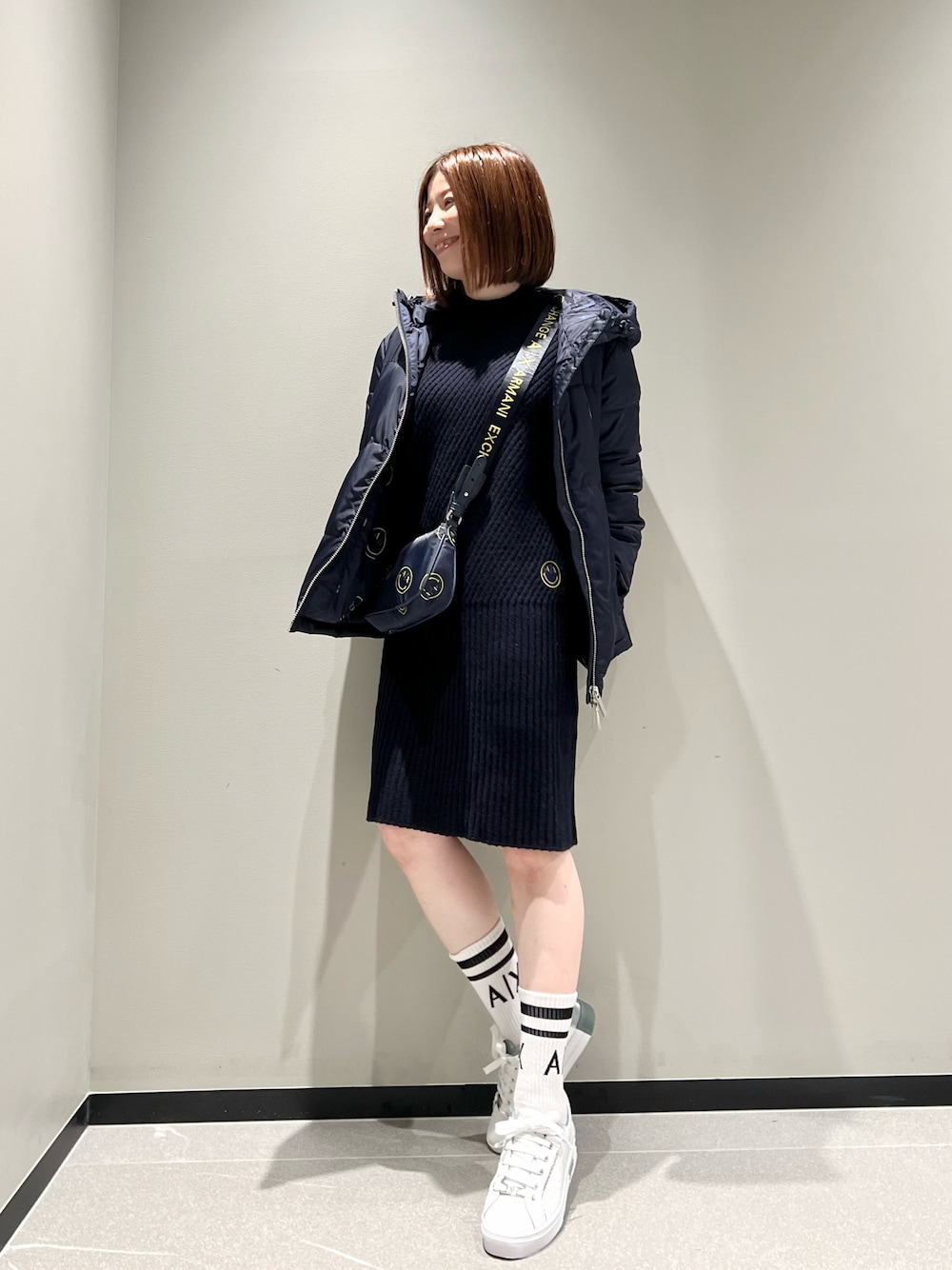 「ブルゾン、スニーカー、ワントーンコーデ、armaniexchange、スマイル、秋コーデ、アルマーニエクスチェンジ、axchange、AXchanger、AXSmiley、ニット、ワンピース、ショルダーバッグ、低身長、きれいめカジュアル」｜「ARMANI EXCHANGEの【A|X アルマーニ エクスチェンジ】SMILEY　フーディパファージャケット（ブルゾン、ブルー系）」を使った、Manapiさん（レディース・151cm）の秋コーディネートの1枚目の写真