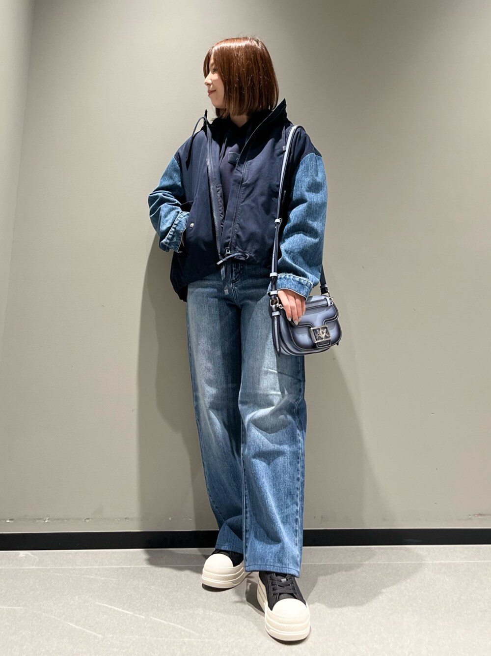 「今日のコーデ、カジュアルスタイル、armaniexchange、AXchanger、AXchange、アルマーニエクスチェンジ、デニム、ショルダーバッグ、春コーデ、春色、パンツスタイル、春アウター、パーカー、ネイビー、低身長」｜「ARMANI EXCHANGEの【A|X アルマーニ エクスチェンジ】BE コットンツイル×デニム フーデッドブルゾン（ブルゾン、ブルー系）」を使った、Manapiさん（レディース・151cm）の春コーディネートの1枚目の写真