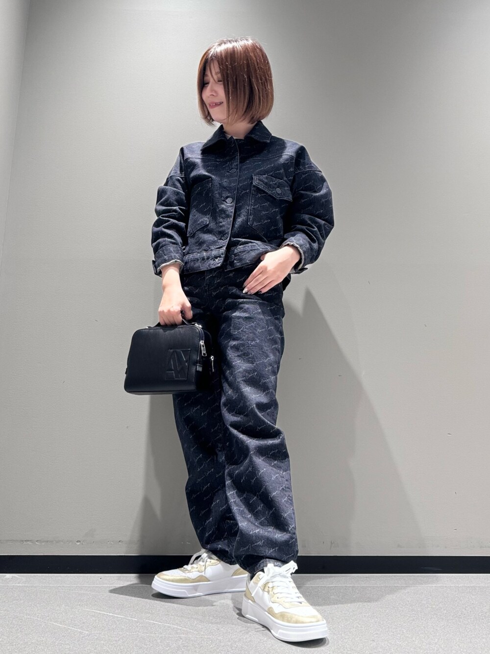 「armaniexchange、AXchanger、AXchange、アルマーニエクスチェンジ、レザー、デニム、セットアップ、ショルダーバッグ、スニーカー、モード、お出かけコーデ、ハンドバッグ、秋服コーデ、ロングコート、低身長」｜「ARMANI EXCHANGEの【A|X アルマーニ エクスチェンジ】オールオーバーシグネチャーロゴ　デニムジャケット（デニムジャケット、ブラック系）」を使った、Manapiさん（レディース・151cm）の秋コーディネートの1枚目の写真