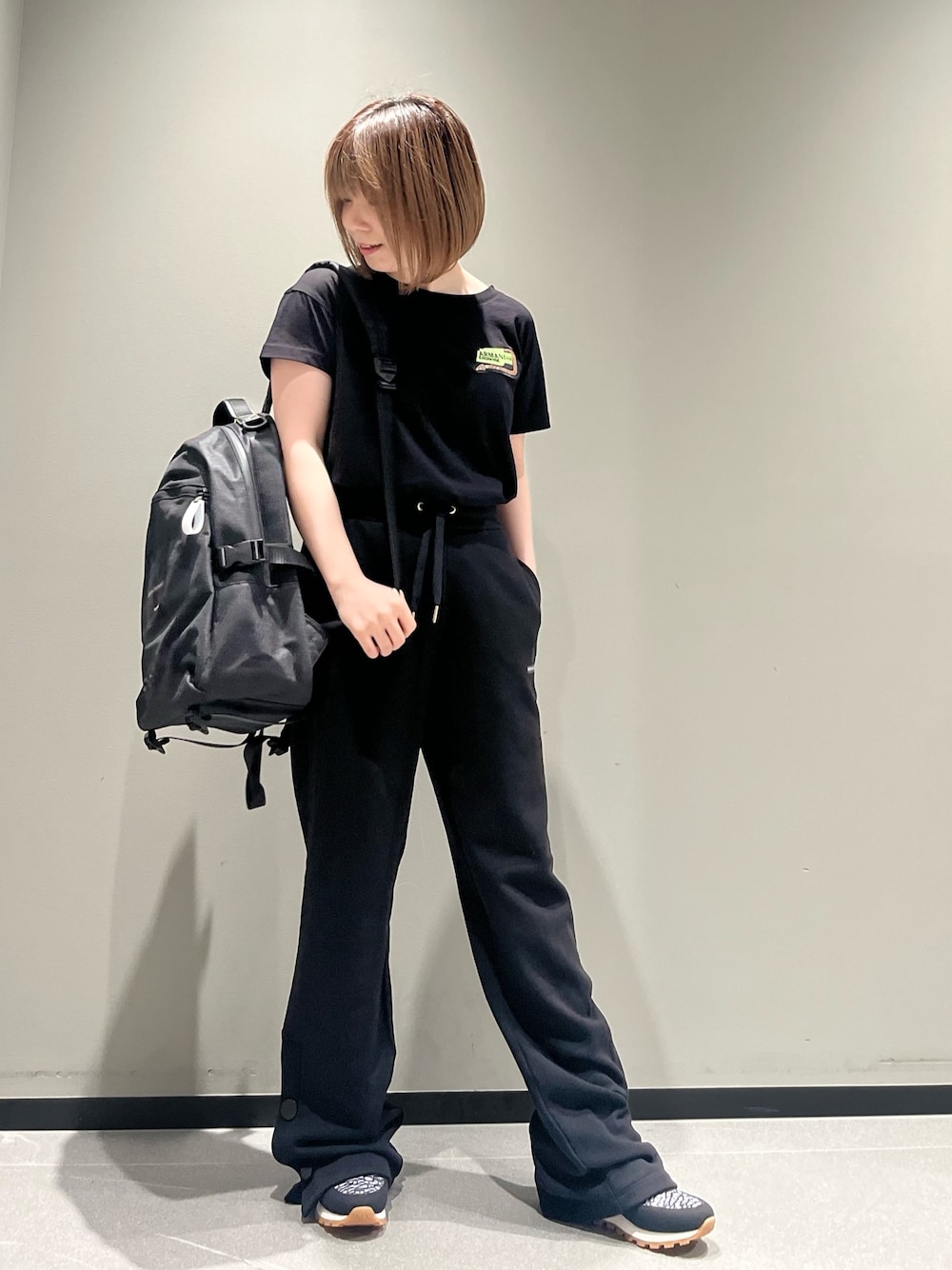 「スポーツミックス、シンプルコーデ、休日スタイル、armaniexchange、AXchanger、AXchange、アルマーニエクスチェンジ、低身長コーデ、モノトーン、ブラック、Tシャツ、スウェット、リュック、スニーカー、夏コーデ」｜「ARMANI EXCHANGEの【A|X アルマーニ エクスチェンジ】ボタンヘム　ロゴスウェットジョガーパンツ（スウェットパンツ、ブラック系）」を使った、Manapiさん（レディース・151cm）の春コーディネートの1枚目の写真