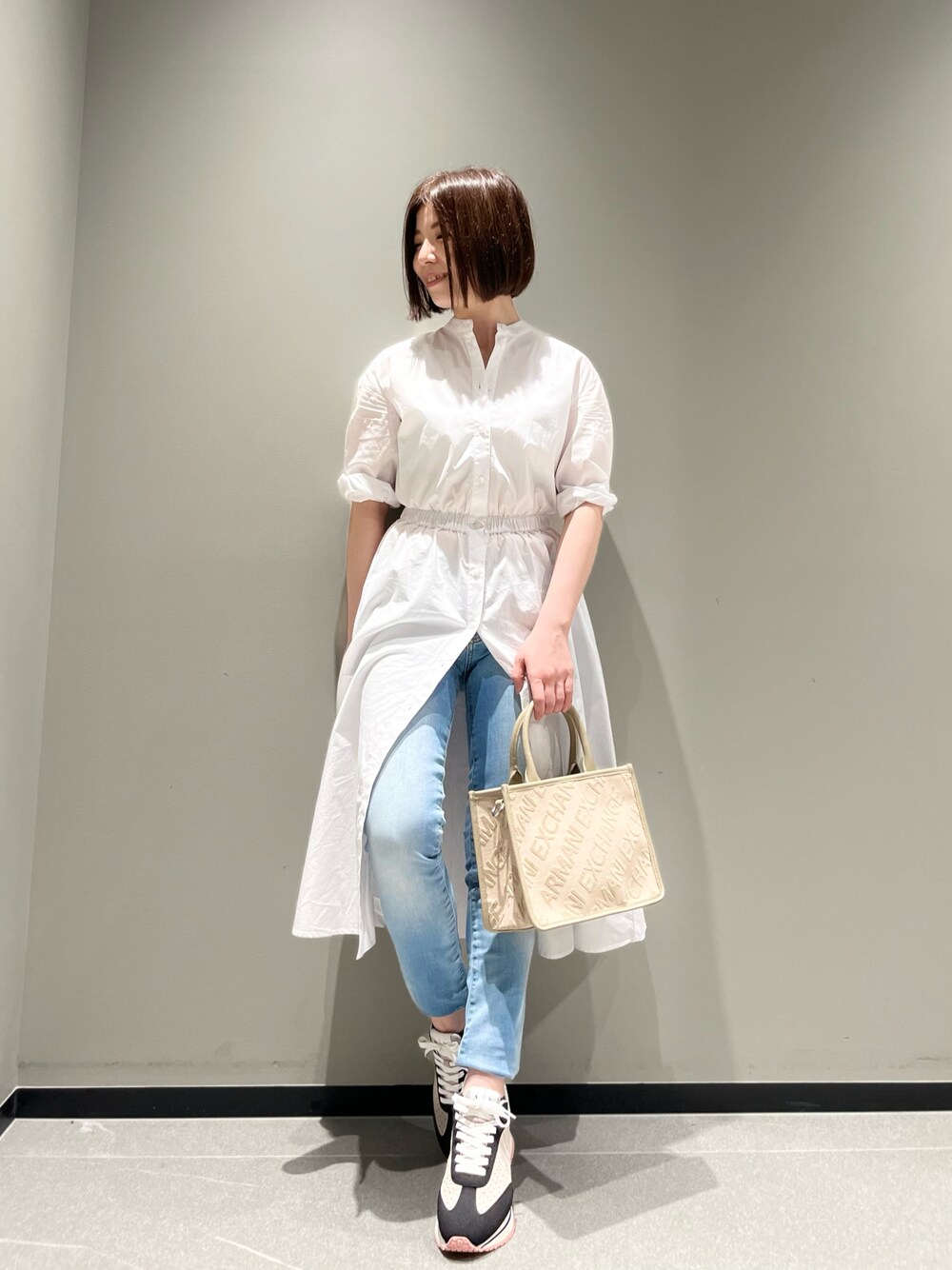 「レイヤードスタイル、シンプルコーデ、デニム、armaniexchange、アルマーニエクスチェンジ、AXchanger、AXchange、淡色コーデ、ビッグシルエット、トートバッグ、休日スタイル、スニーカー、ハンドバッグ、厚底シューズ、春夏コーデ」｜「ARMANI EXCHANGEの【A|X アルマーニ エクスチェンジ】七分袖ノーカラーシャツワンピース(UNISEX CAPSULE)（シャツワンピース、ホワイト系）」を使った、Manapiさん（レディース・151cm）の春コーディネートの1枚目の写真