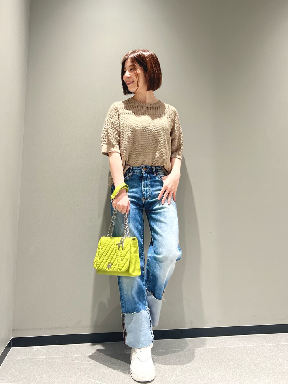 「axdenimchange、denimday2023、denimday、デニムデー、シンプルコーデ、デニム、レイヤードスタイル、休日スタイル、スニーカー、ビタミンカラー、ハンドバッグ、厚底シューズ、armaniexchange、AXchange、AXchanger」｜「ARMANI EXCHANGEの【A|X アルマーニ エクスチェンジ】クロシェニット　半袖プルオーバー（ニット/セーター、ベージュ系）」を使った、Manapiさん（レディース・151cm）の春コーディネートの1枚目の写真