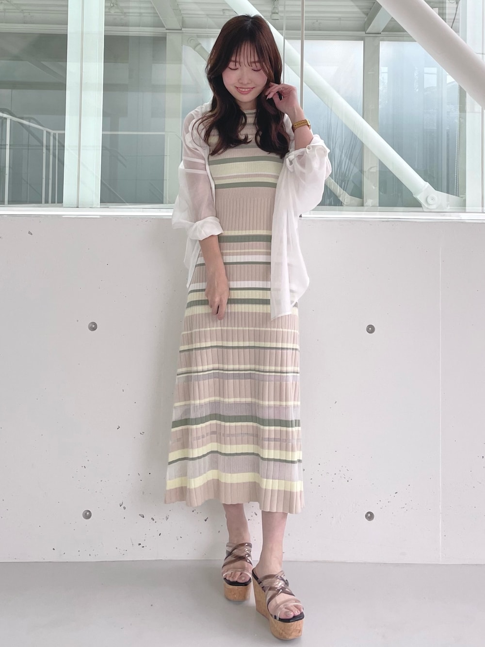 ホワイト系のシャツ/ブラウス、その他のワンピース、ブラック系のサンダルを着用したレディースの夏コーディネートの1枚目の写真