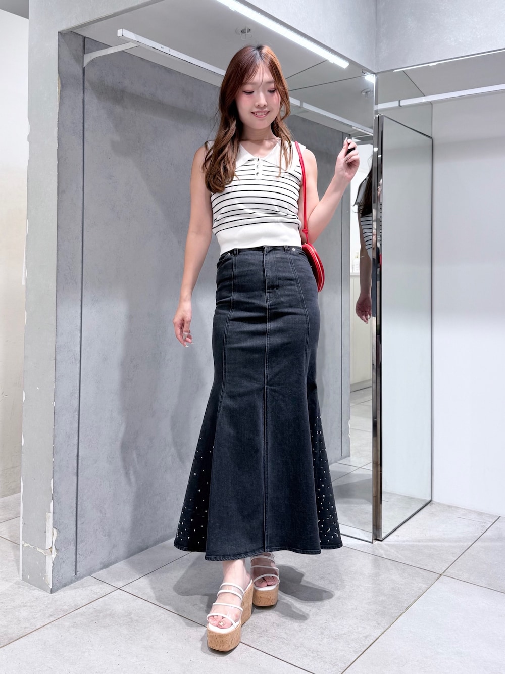 その他のサンダル、レッド系のショルダーバッグ、ブラック系のスカートを着用したレディースの夏コーディネートの1枚目の写真