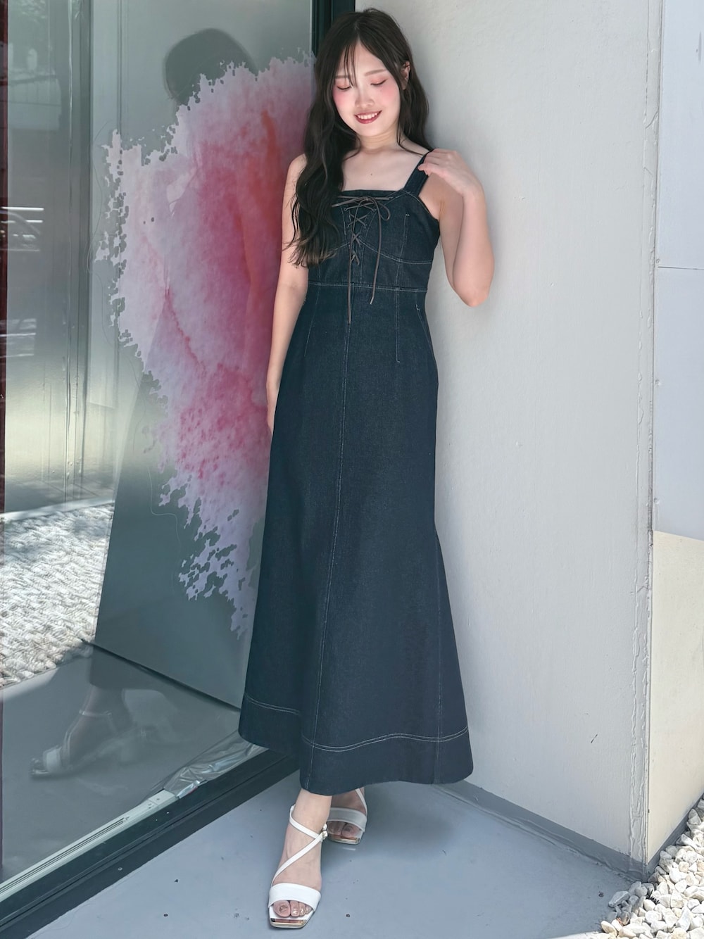 ブルー系のワンピース、ホワイト系のサンダルを着用したレディースの夏コーディネートの1枚目の写真