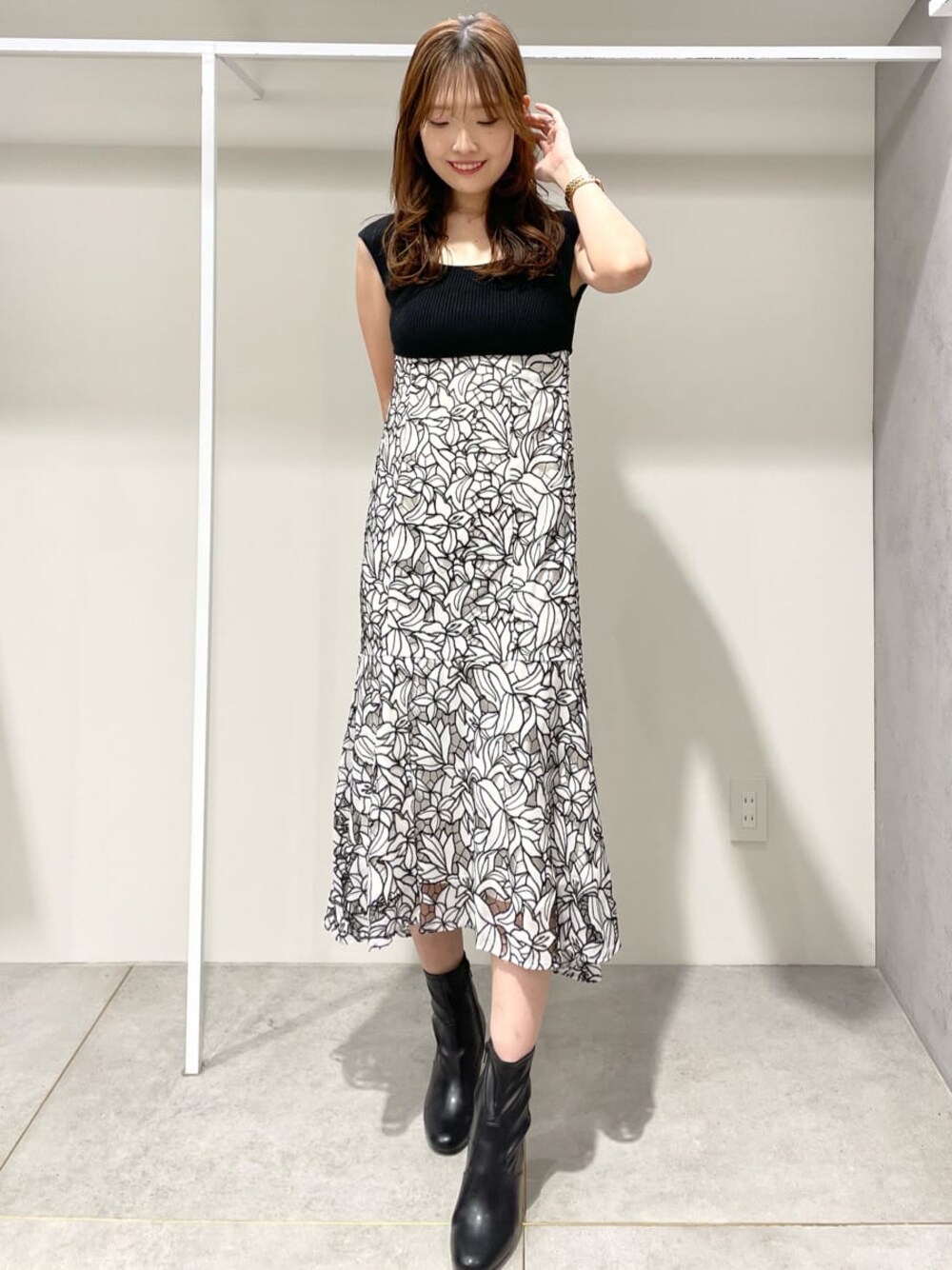 ブラック系のその他シューズ、ブラック系のワンピースを着用したレディースの春コーディネートの1枚目の写真