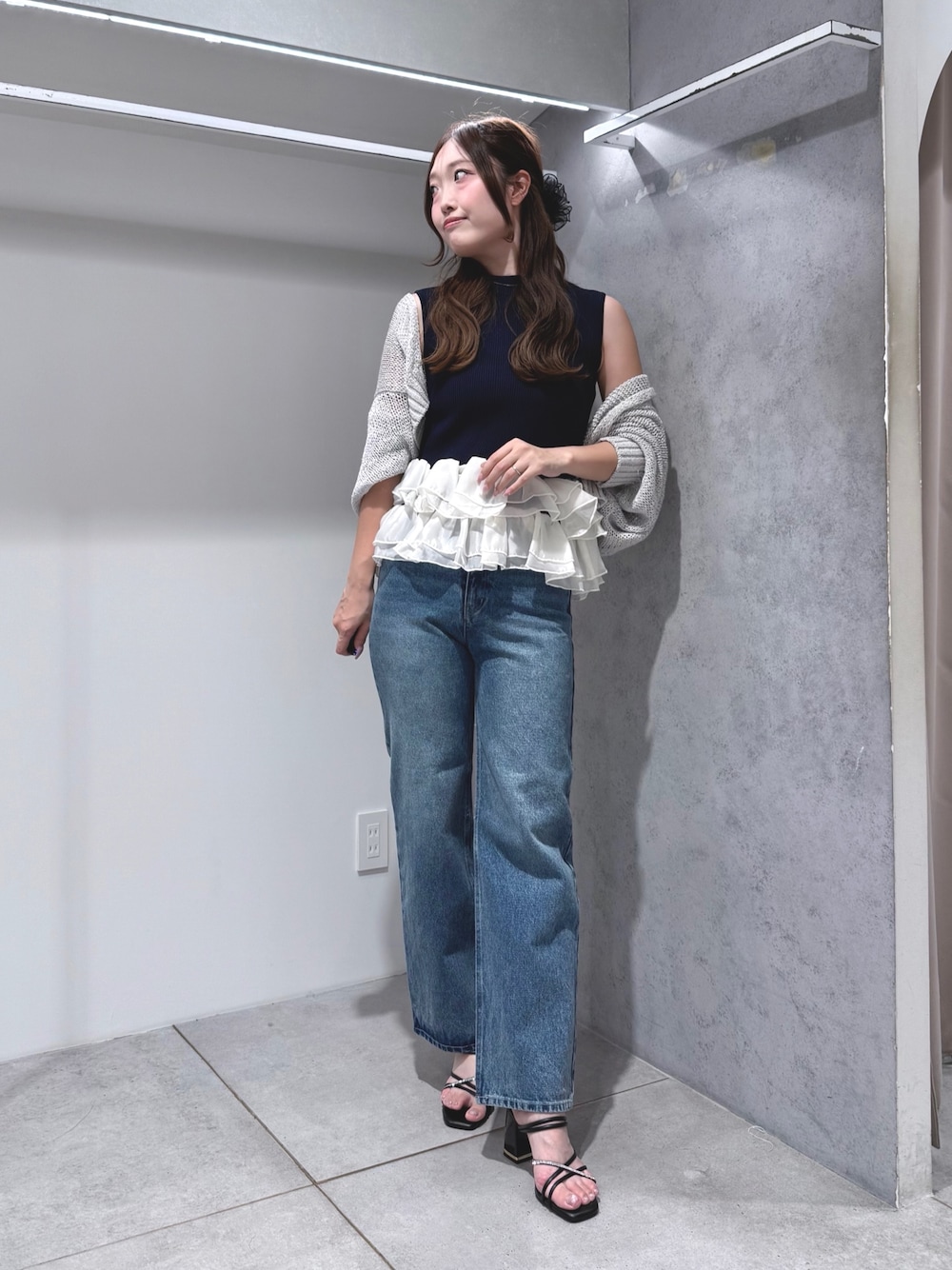 ブルー系のニット/セーター、グレー系のカーディガン/ボレロ、ブルー系のデニムパンツを着用したレディースの夏コーディネートの1枚目の写真