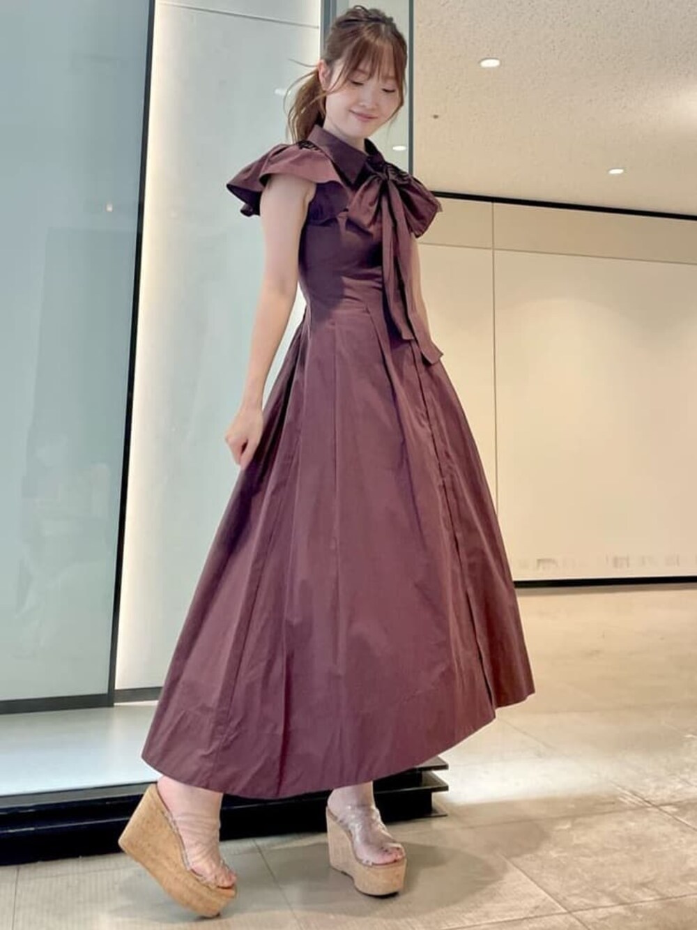 その他のサンダル、ブラック系のショルダーバッグ、ブラウン系のワンピースを着用したレディースの夏コーディネートの1枚目の写真