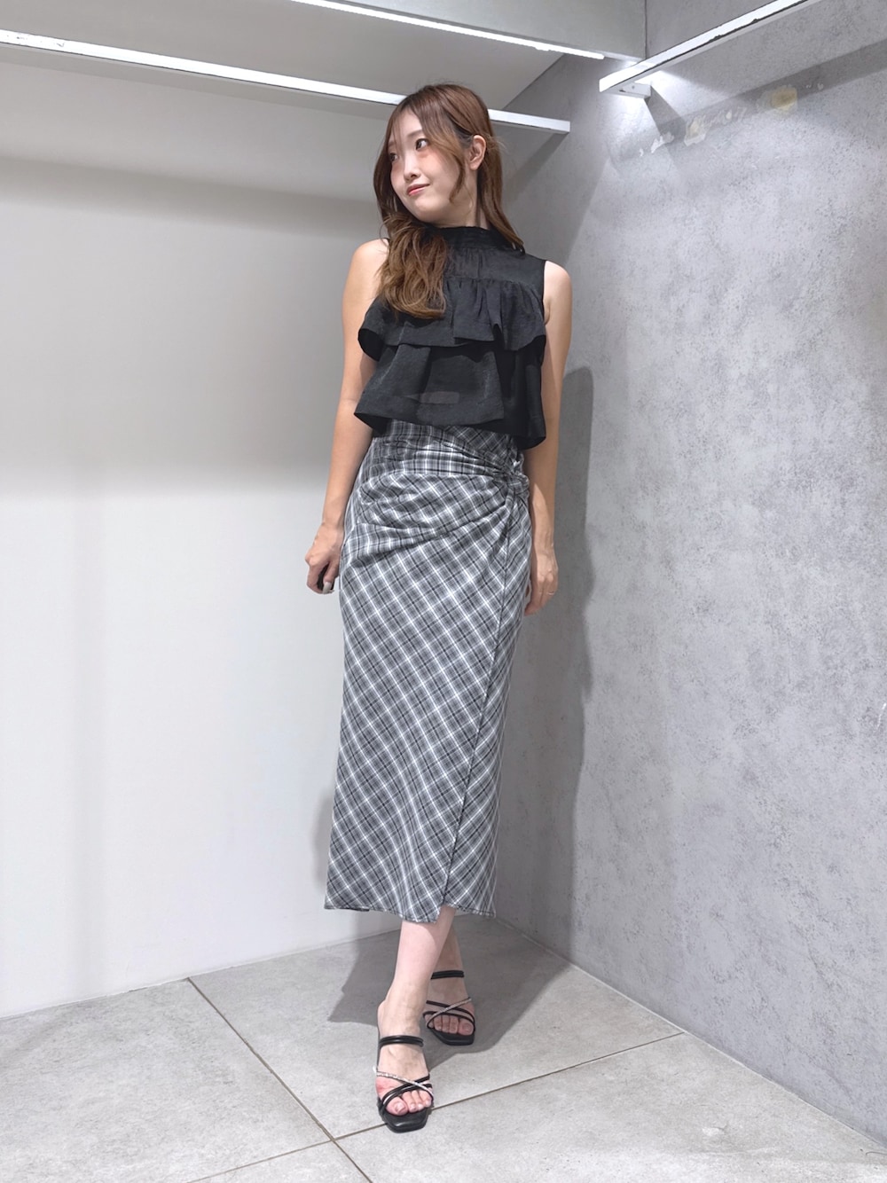 ブラック系のシャツ/ブラウス、ブラック系のスカート、ブラック系のサンダルを着用したレディースの夏コーディネートの1枚目の写真
