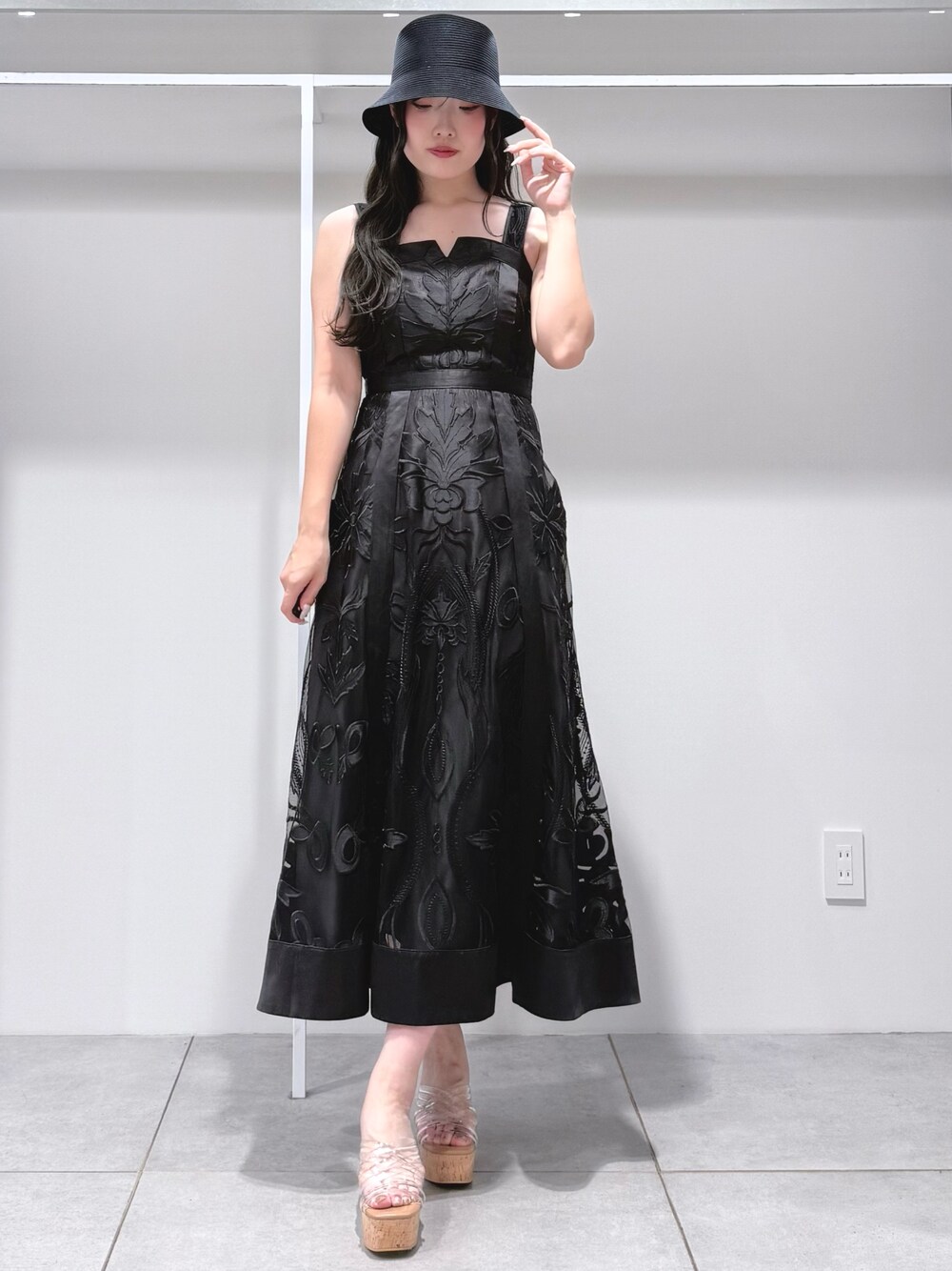 ブラック系のワンピース、その他のサンダル、ブラック系のハットを着用したレディースの夏コーディネートの1枚目の写真