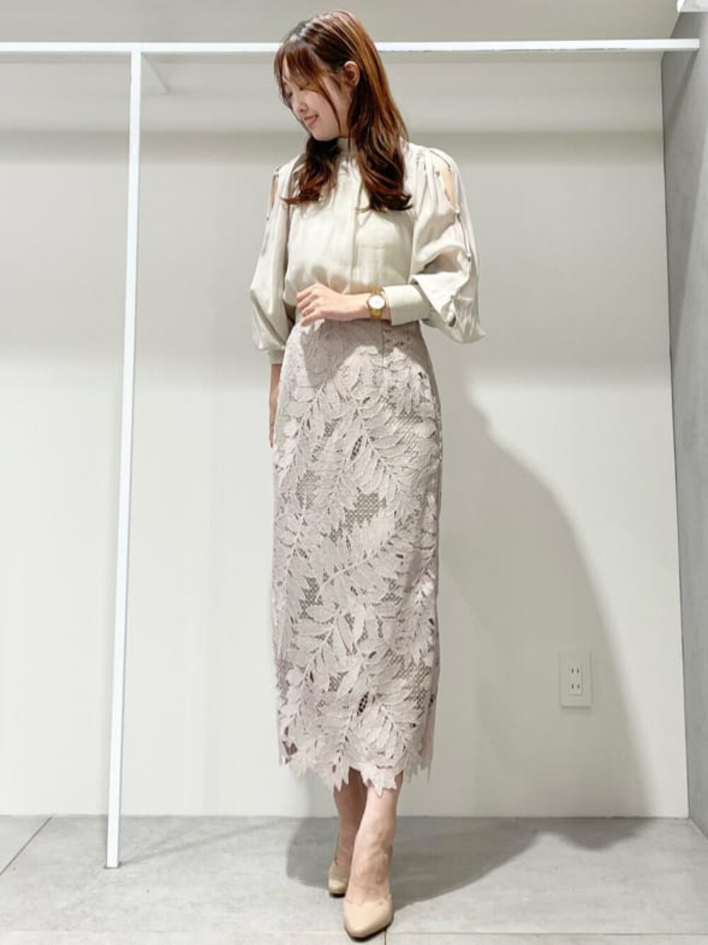 ベージュ系のパンプス、ベージュ系のシャツ/ブラウス、ピンク系のスカートを着用したレディースの春コーディネートの1枚目の写真