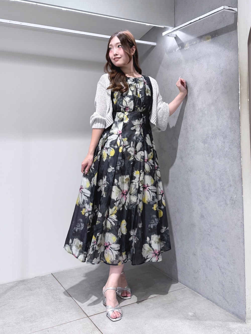 グレー系のワンピース、グレー系のカーディガン/ボレロ、シルバー系のサンダルを着用したレディースの夏コーディネートの1枚目の写真