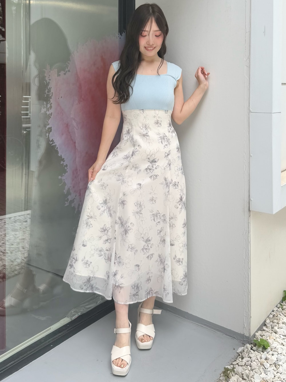 ブルー系のワンピース、ホワイト系のサンダルを着用したレディースの夏コーディネートの1枚目の写真