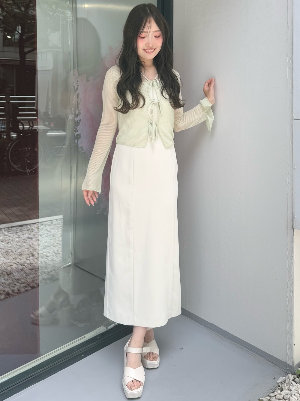 「マーキュリーデュオ、マーキュリーデュオ(MERCURYDUO)、マーキュリーデュオコーデ、シアーカーディガン、シアーカーデ、夏コーデ、キャミワンピ、キャミワンピース、キャミワンピコーデ、キャミワンピースコーデ、高身長、高身長女子、高身長コーデ」｜「MERCURYDUOのIラインキャミワンピース（ワンピース、ホワイト系）」を使った、仲田桃子さん（レディース・165cm）の夏コーディネートの1枚目の写真