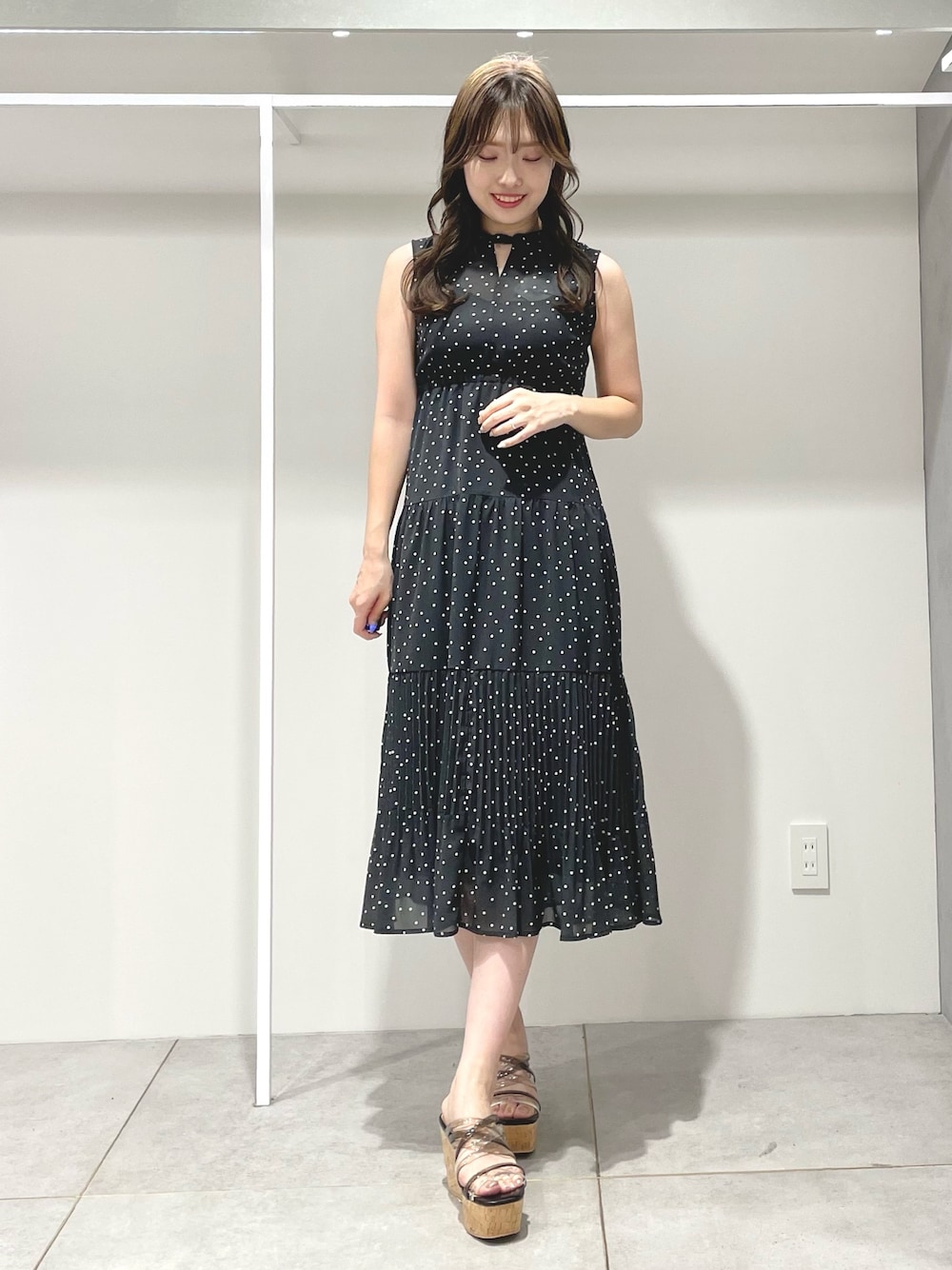 ブラック系のワンピース、ブラック系のサンダルを着用したレディースの夏コーディネートの1枚目の写真