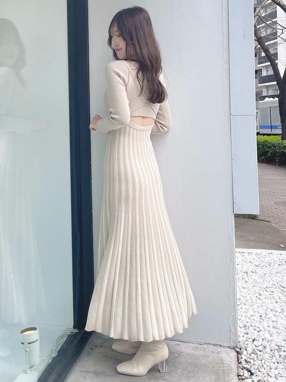 ホワイト系のワンピース、ホワイト系のブーツを着用したレディースの冬コーディネートの1枚目の写真