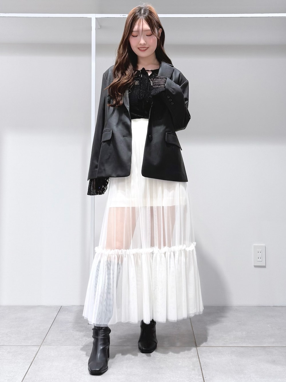 ブラック系のテーラードジャケット、ブラック系のTシャツ/カットソー、ブラック系のブーツを着用したレディースの秋コーディネートの1枚目の写真