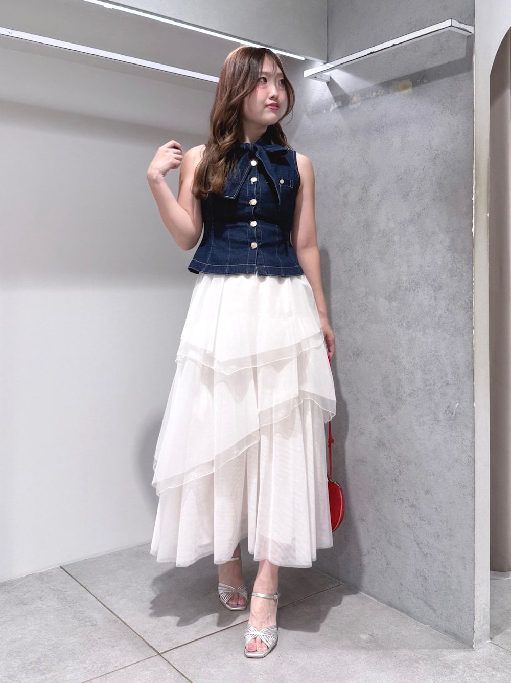 ブルー系のシャツ/ブラウス、ホワイト系のスカート、シルバー系のサンダルを着用したレディースの夏コーディネートの1枚目の写真