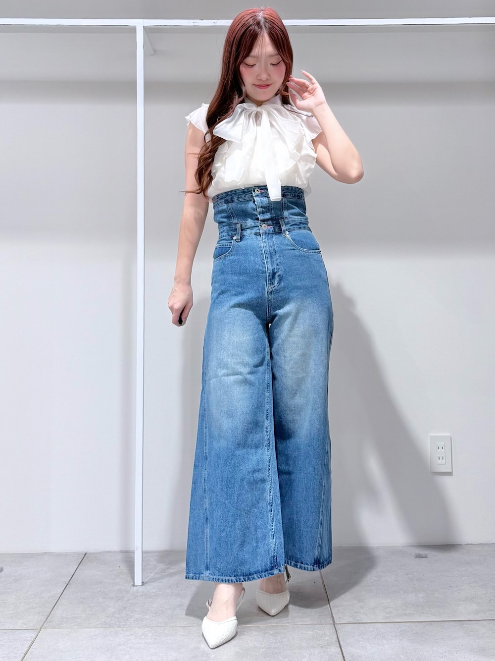 ブルー系のその他パンツ、ホワイト系のシャツ/ブラウス、ホワイト系のパンプスを着用したレディースの春コーディネートの1枚目の写真