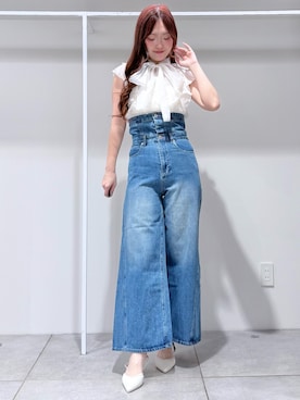 「MERCURYDUO（マーキュリーデュオ）の【EMILY IN PARISコラボ】2WAYハイウエストワイドデニムパンツ（その他パンツ、ブルー系）」を使った、仲田桃子さん（レディース・165cm）の春コーディネート