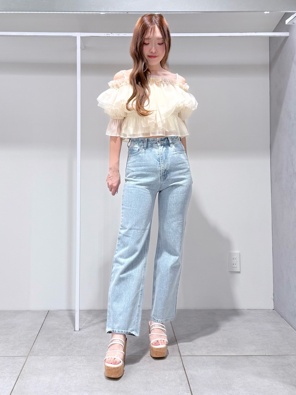 ホワイト系のシャツ/ブラウス、ブルー系のデニムパンツ、その他のサンダルを着用したレディースの春コーディネートの1枚目の写真