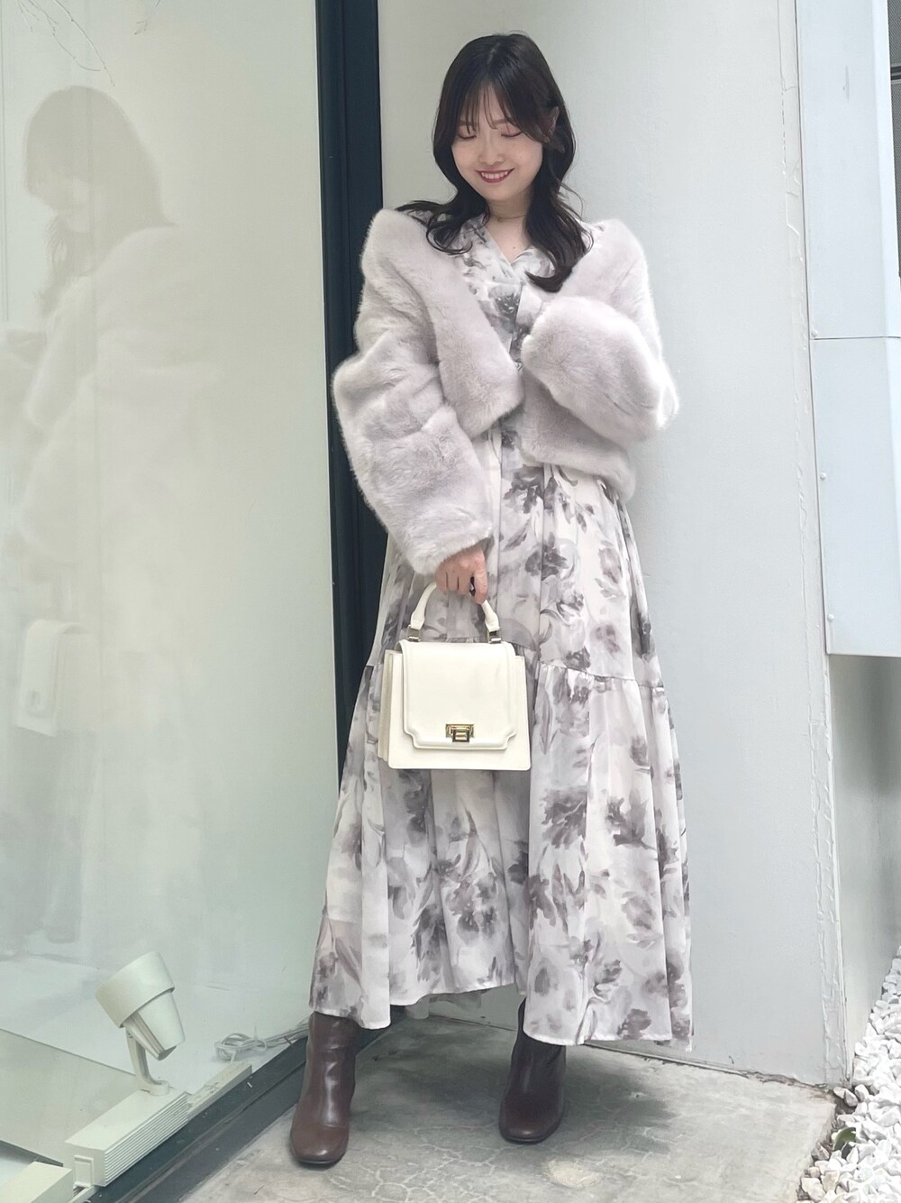 ホワイト系のハンドバッグ、ブラウン系のブーツ、グレー系のその他アウターを着用したレディースの夏コーディネートの1枚目の写真