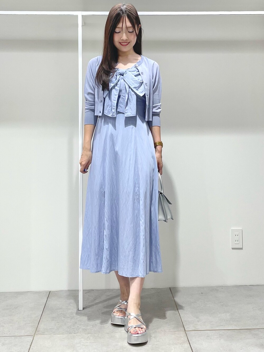 ブルー系のカーディガン/ボレロ、ブルー系のワンピース、シルバー系のサンダルを着用したレディースの夏コーディネートの1枚目の写真
