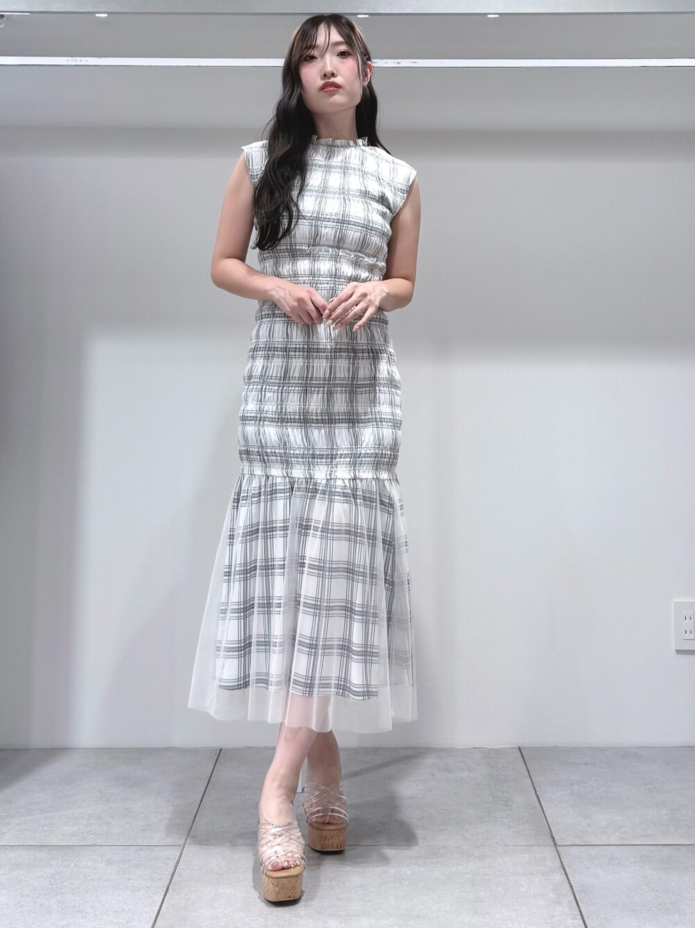 ホワイト系のワンピース、その他のサンダルを着用したレディースの夏コーディネートの1枚目の写真