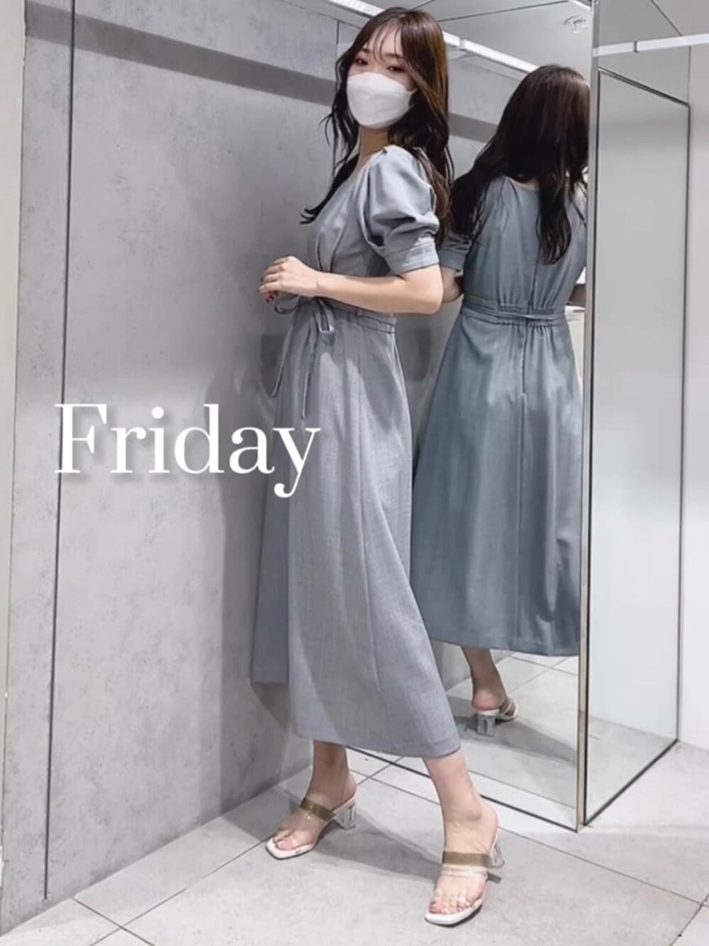 グリーン系のサンダル、ブルー系のワンピースを着用したレディースの夏コーディネートの1枚目の写真