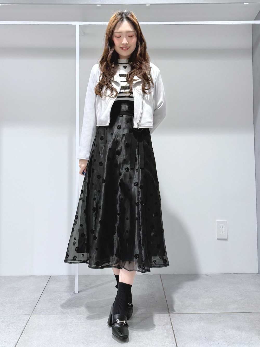 その他のワンピース、ブラック系のブーツ、グレー系のライダースジャケットを着用したレディースの冬コーディネートの1枚目の写真