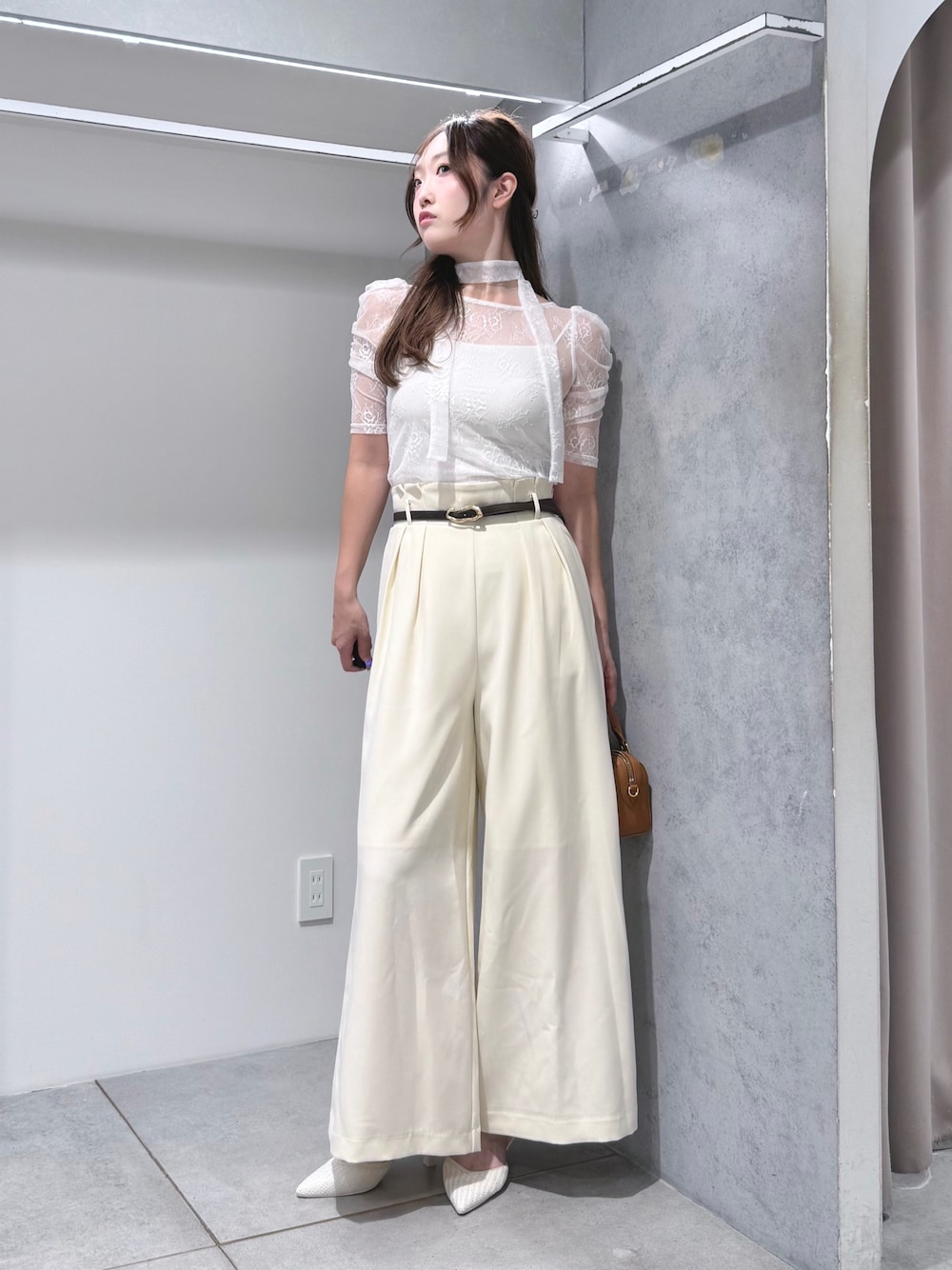 ブラウン系のハンドバッグ、ホワイト系のTシャツ/カットソー、ホワイト系のその他パンツを着用したレディースの夏コーディネートの1枚目の写真